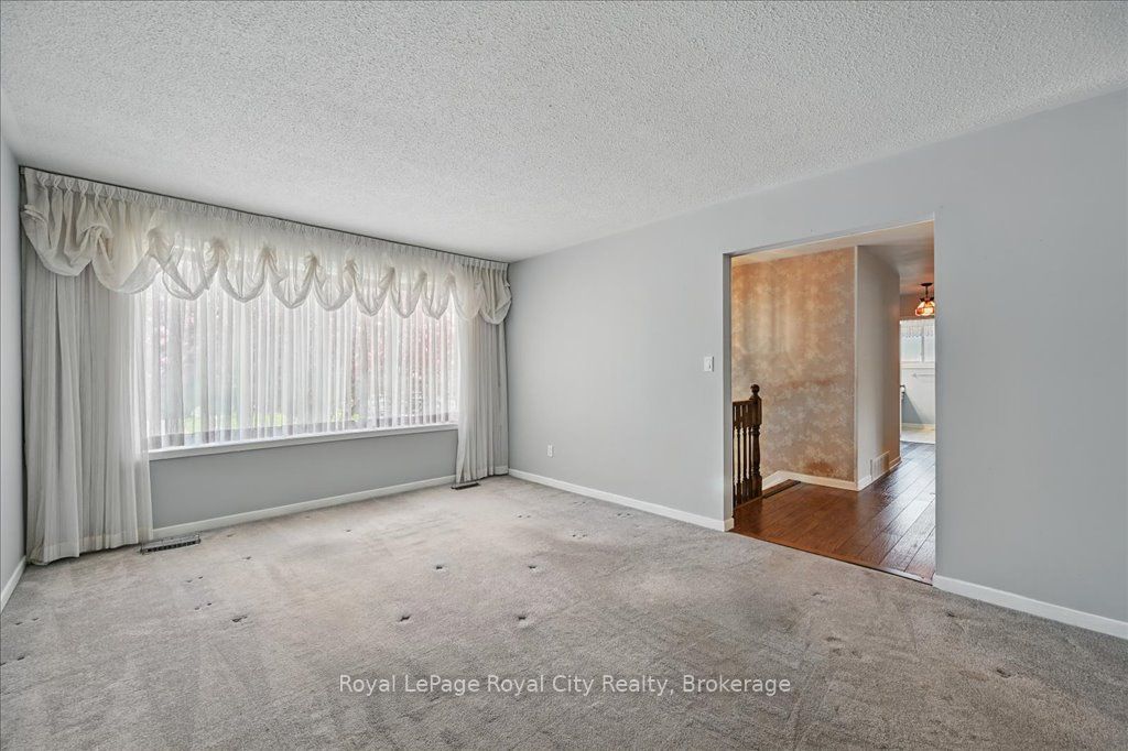 701 Castleguard Crescent