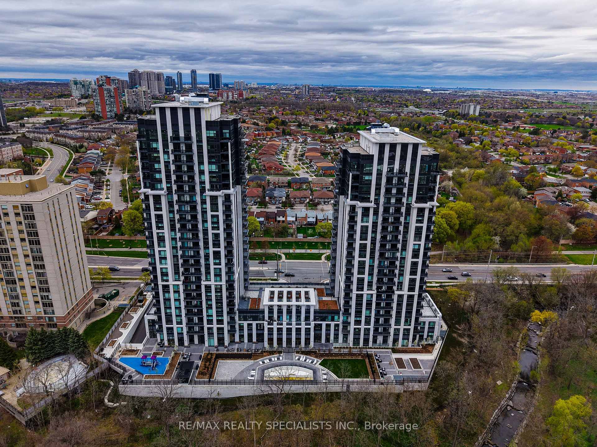 2 Bedrooms Co-op at 202 Burnhamthorpe, Mississauga For sale