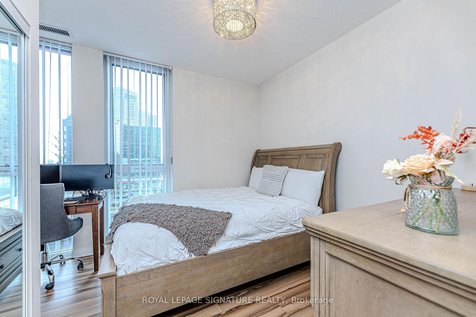 2 Bedrooms Condo at 55 Eglinton, Mississauga For sale