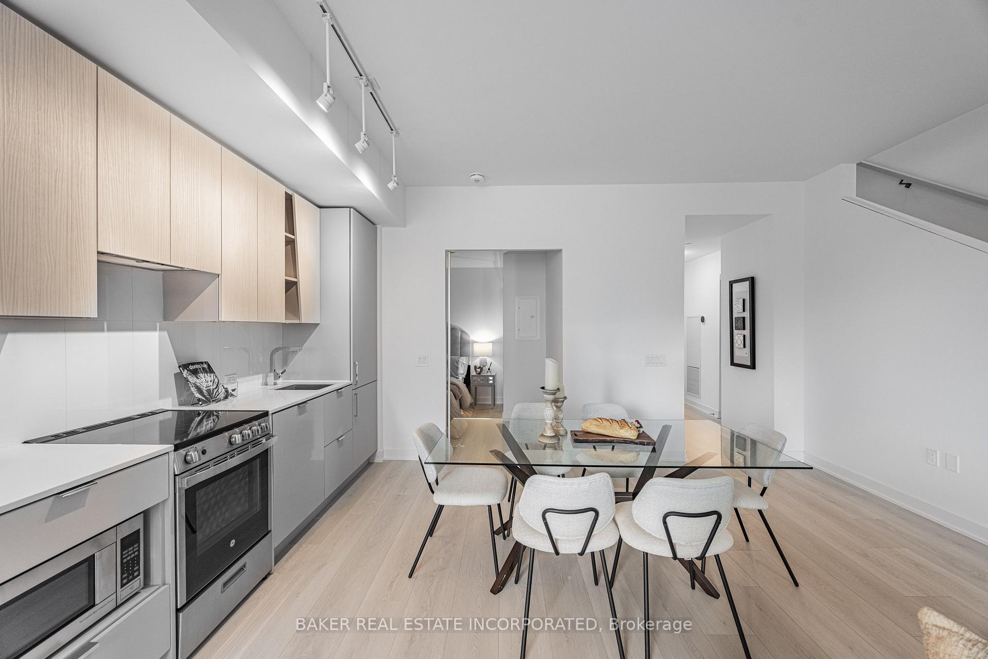 4 Bedrooms Condo at 3883 Quartz,  Mississauga For sale
