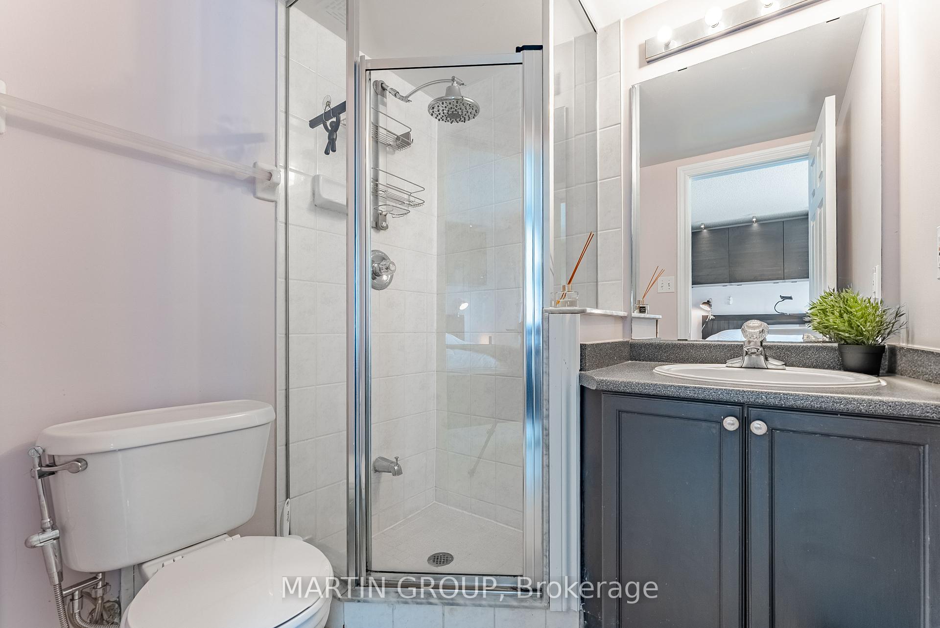 2 Bedrooms Condo at 1701 Lampman, Burlington For sale