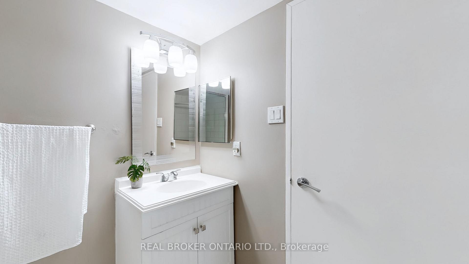 2 Bedrooms Condo at 7440 Bathurst, Vaughan For sale