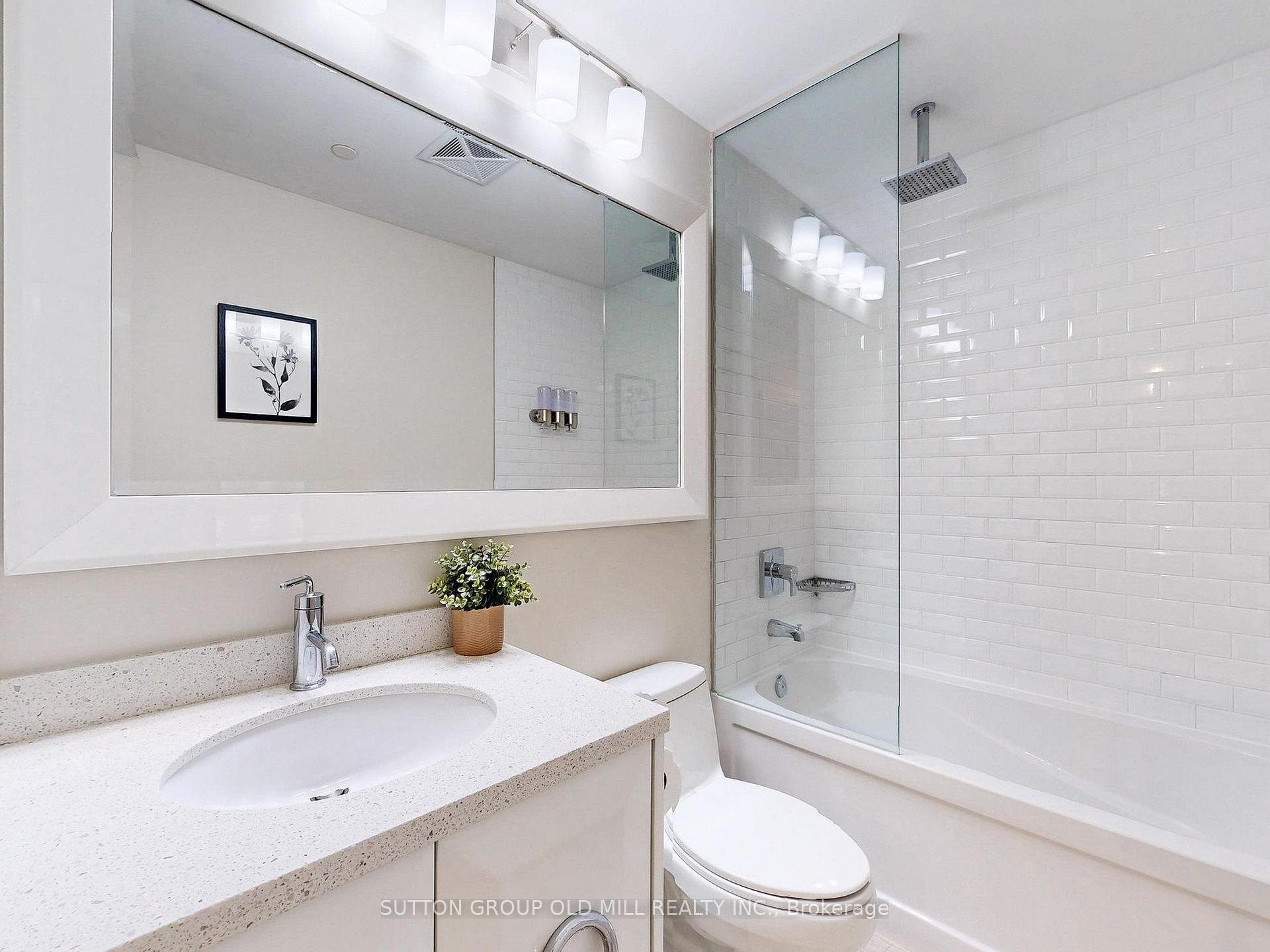 3 Bedrooms Condo at 90 Park Lawn, Toronto For sale