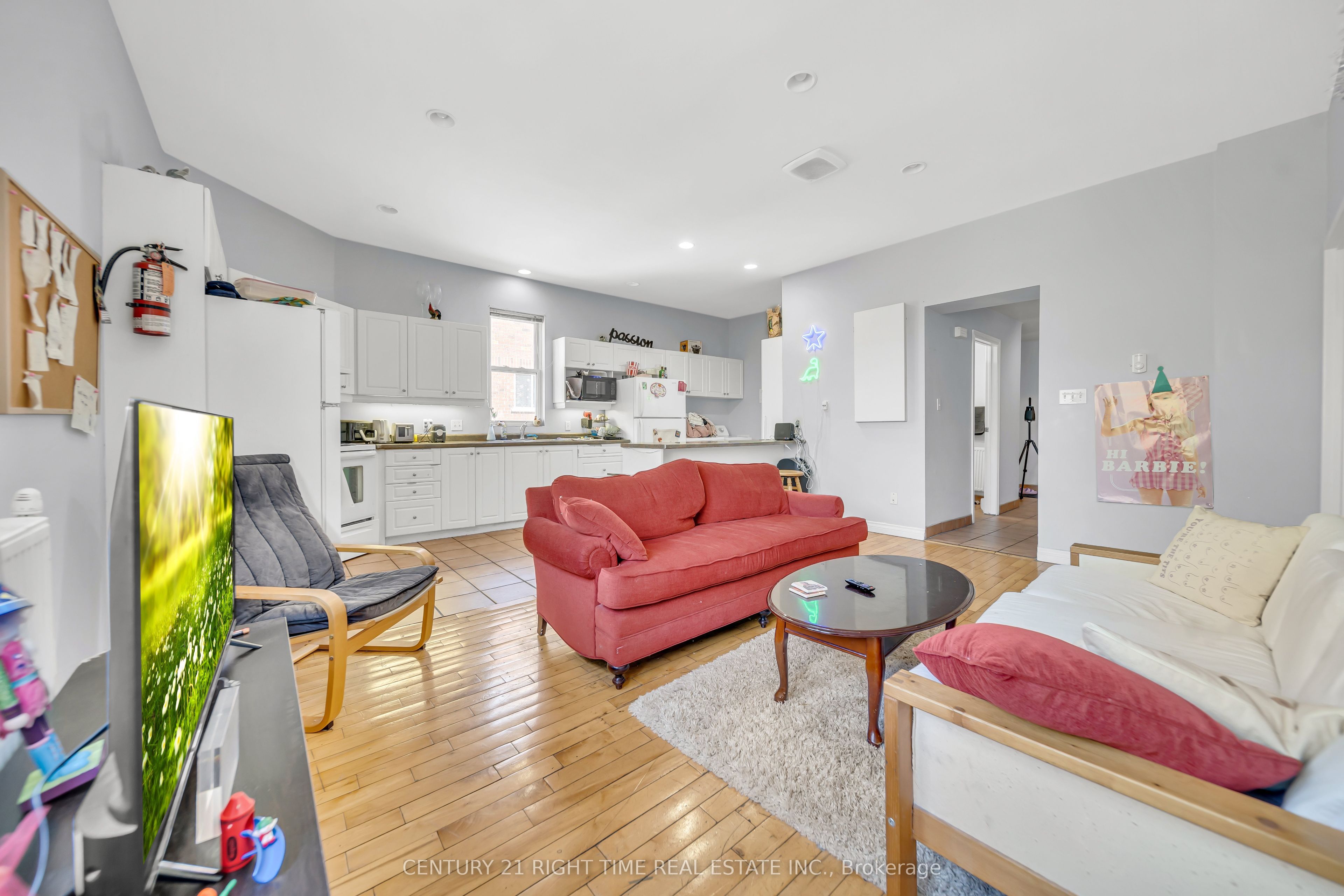 24 Columbia Street W