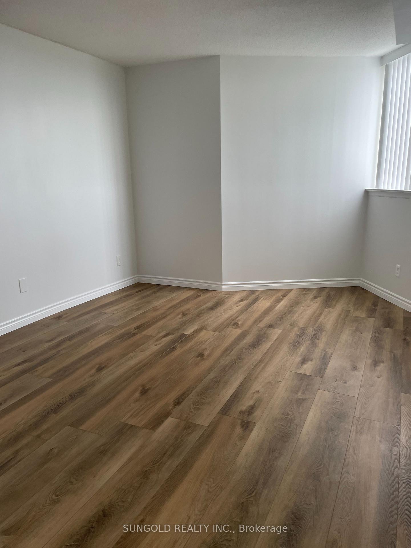 3 Bedrooms Condo at 30 Thunder, Toronto For sale