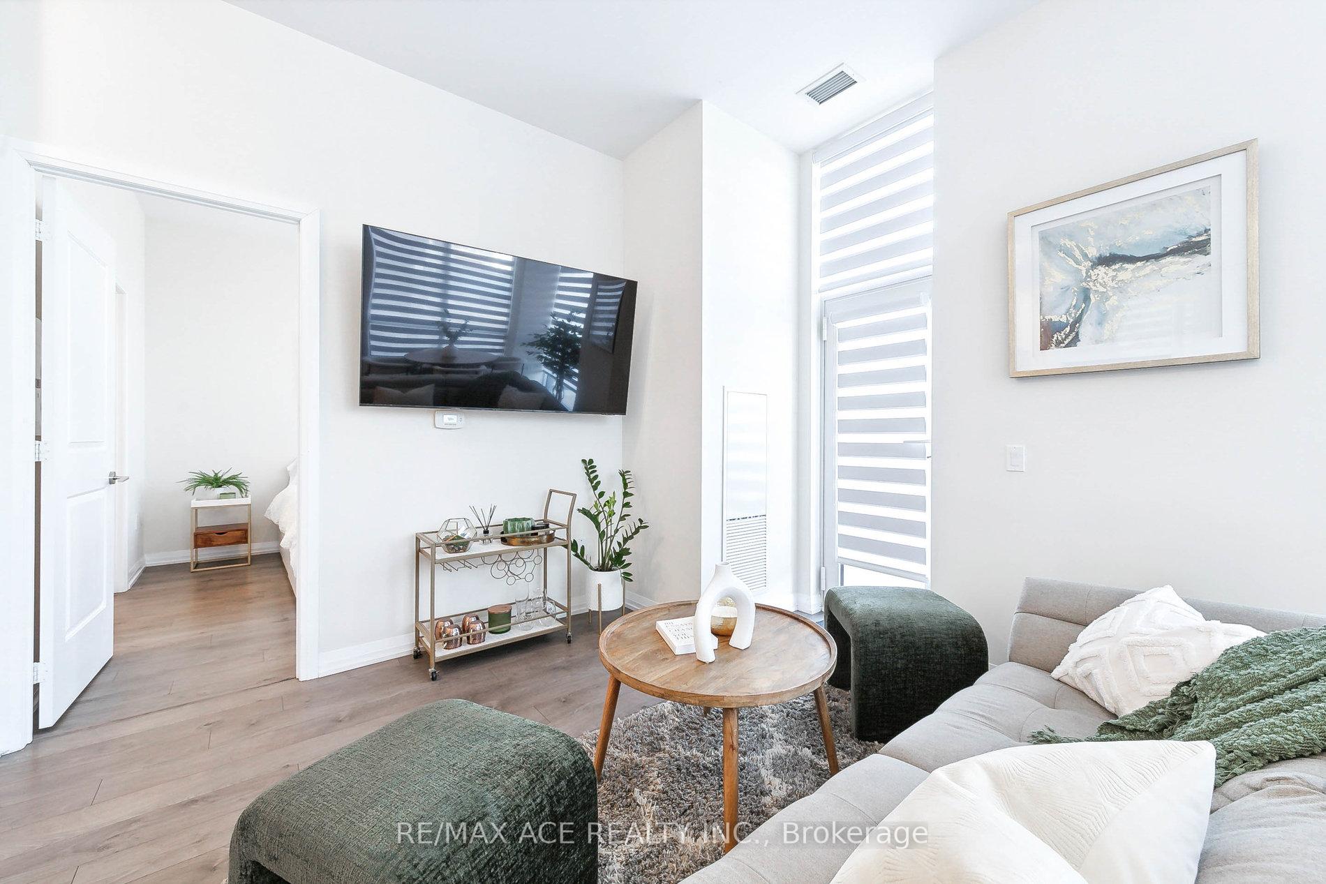2 Bedrooms Condo at 65 Watergarden, Mississauga For sale