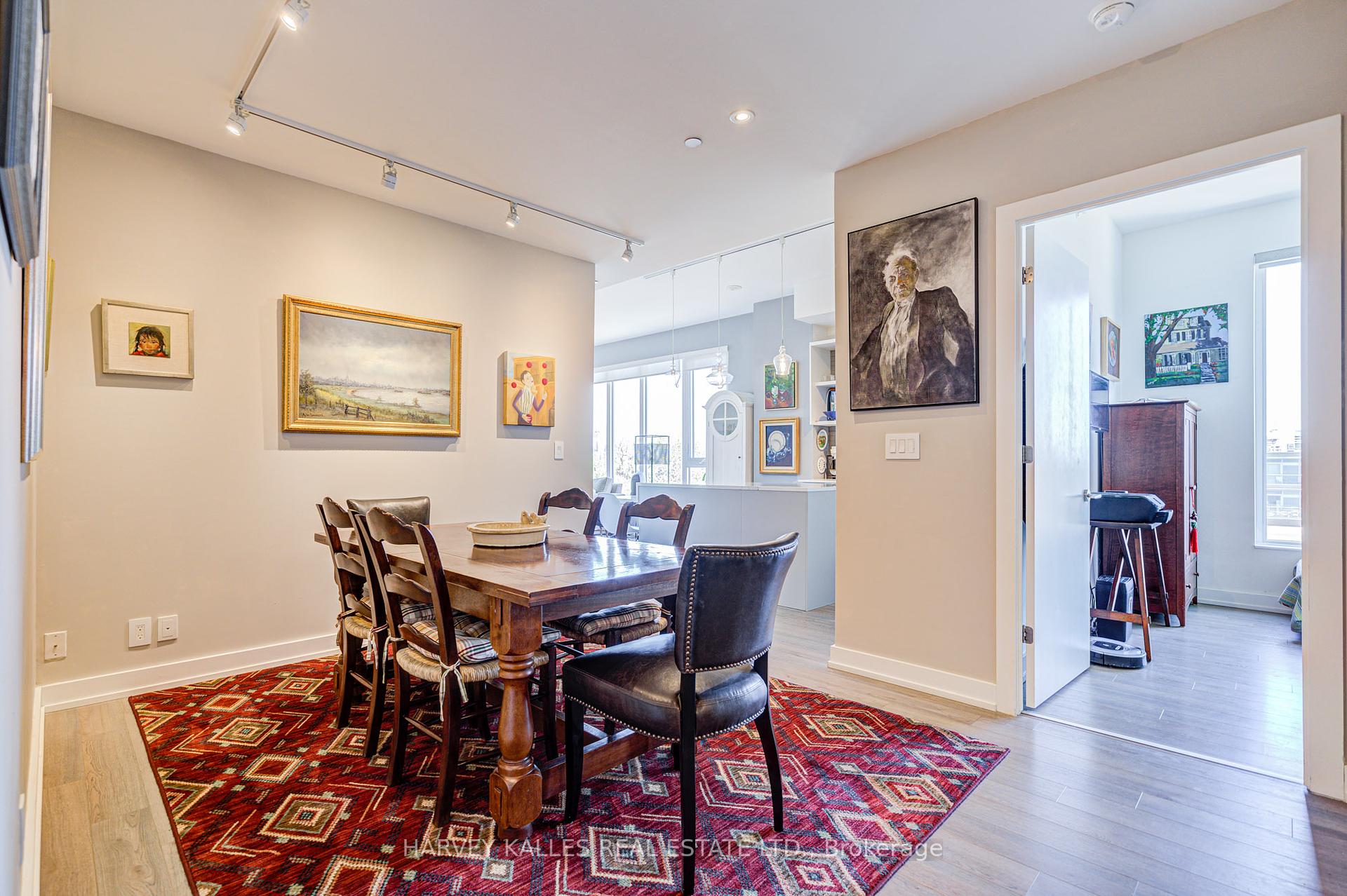 2 Bedrooms Condo at 6 Parkwood, Toronto For sale