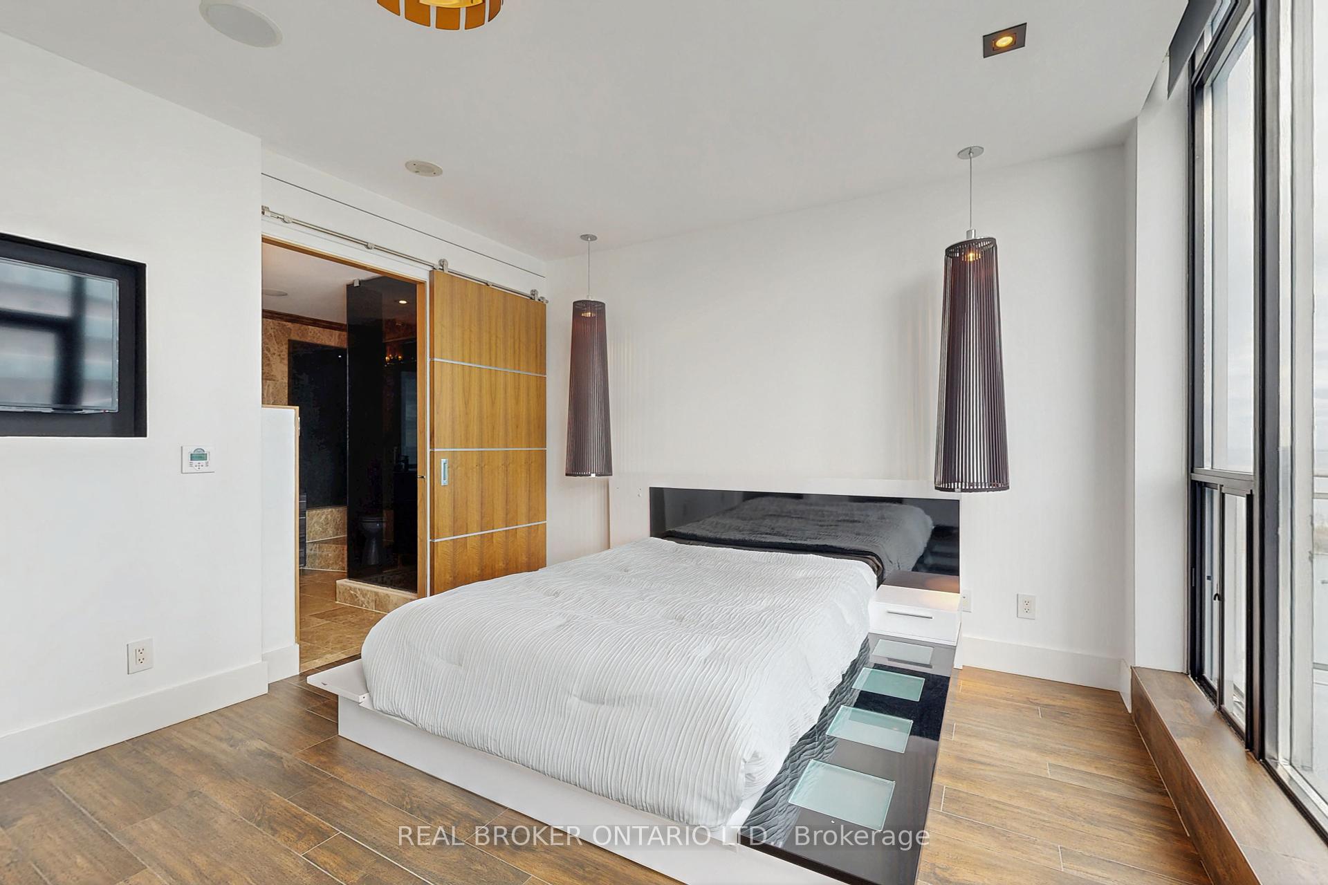 2 Bedrooms Condo at 2121 Lakeshore,  Toronto For sale
