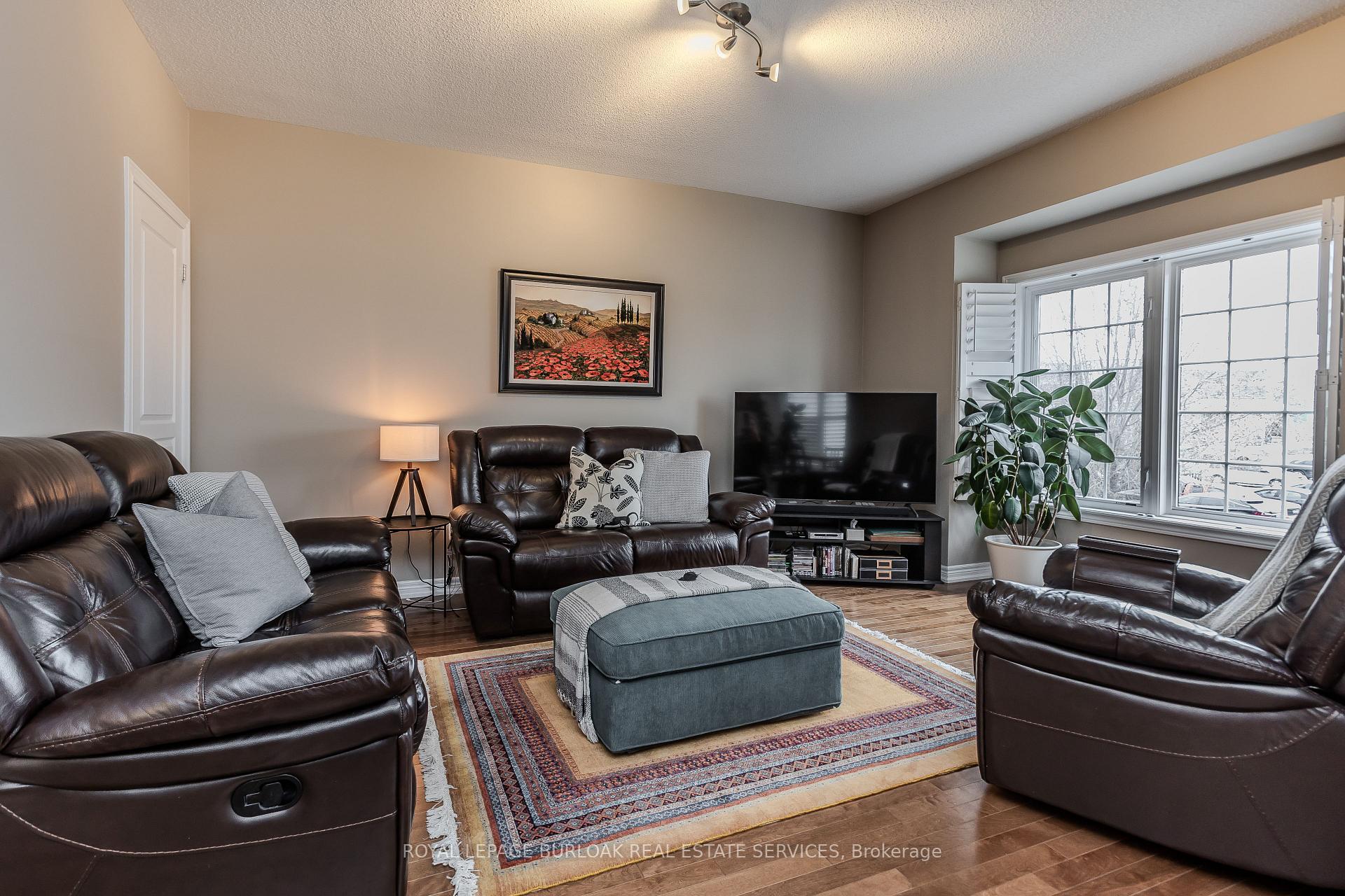 3 Bedrooms Condo at 1401 Plains, Burlington For sale