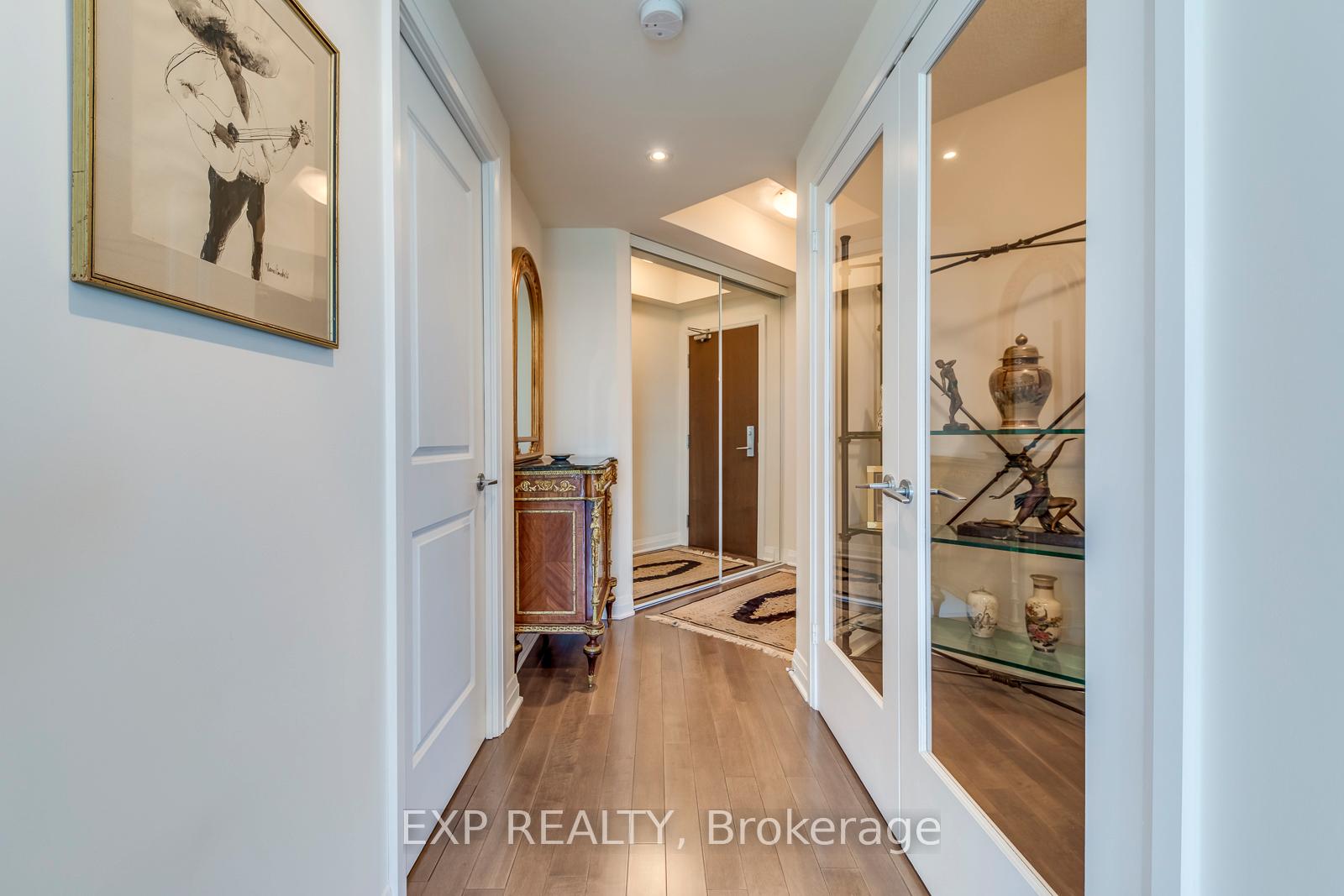 3 Bedrooms Condo at 1055 Southdown, Mississauga For sale