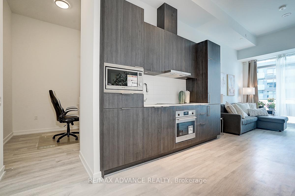2 Bedrooms Condo at 7 Golden Lion, Toronto For sale