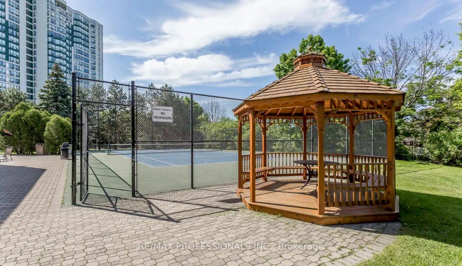 2 Bedrooms Condo at 50 Kingsbridge Garden, Mississauga For sale