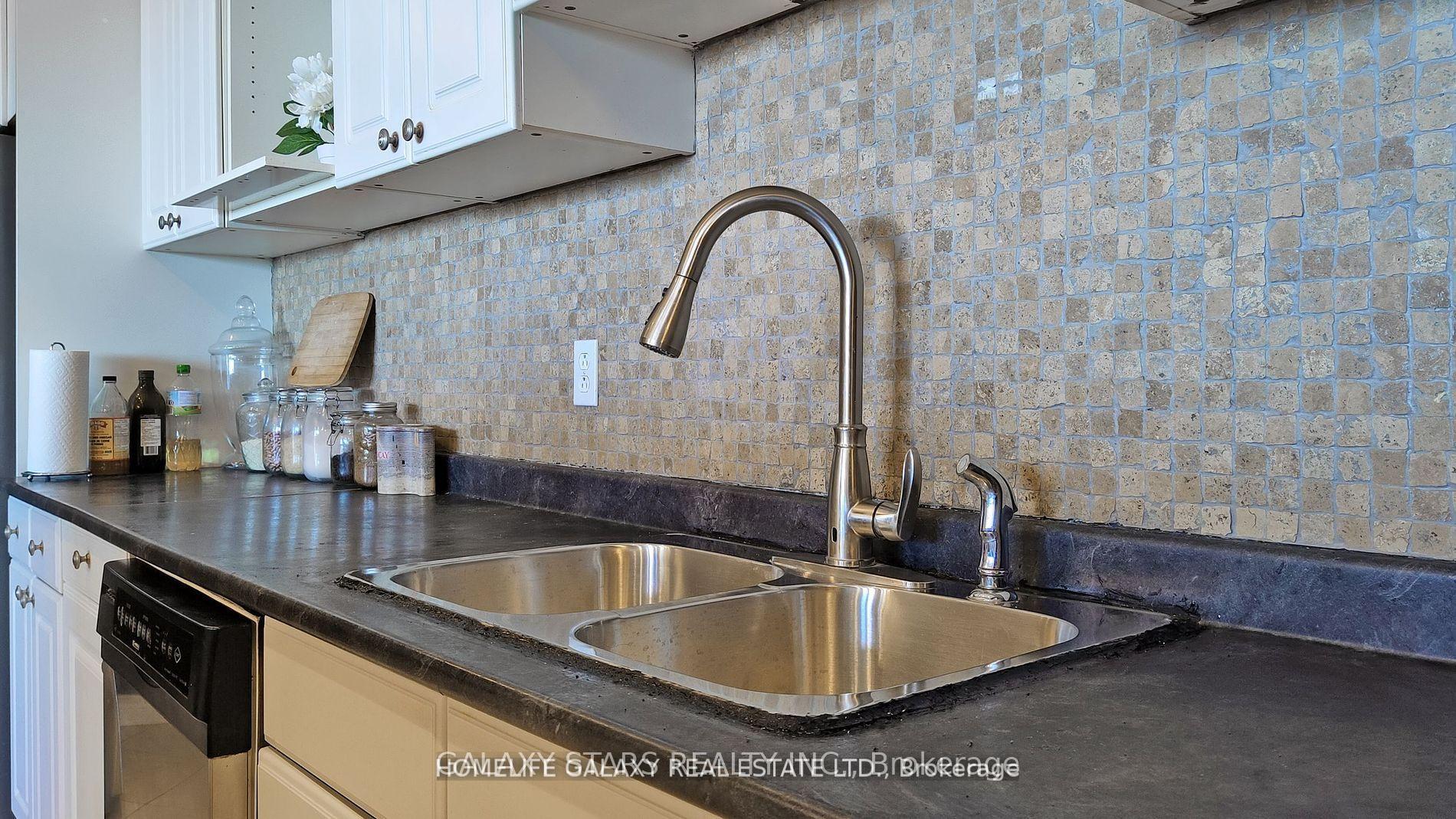 3 Bedrooms Condo at 2556 Argyle, Mississauga For sale