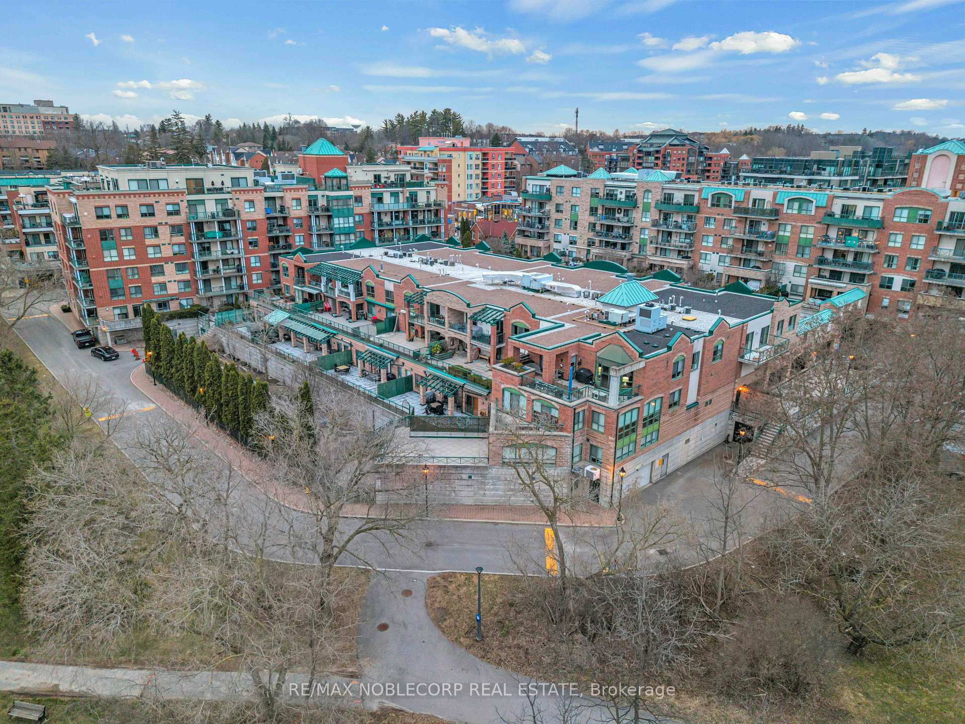 3 Bedrooms Condo at 121 Woodbridge, Vaughan For sale