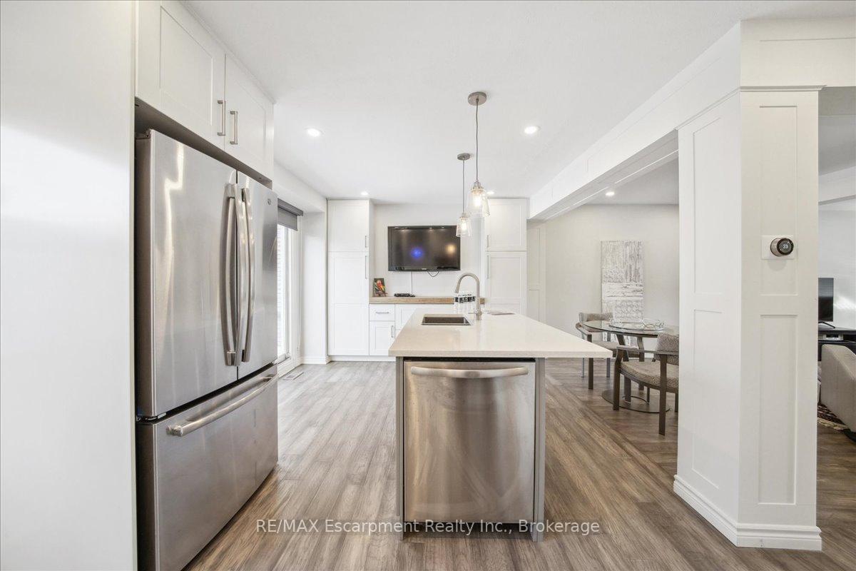 3 Bedrooms Condo at 779 Hyde,  Burlington For sale