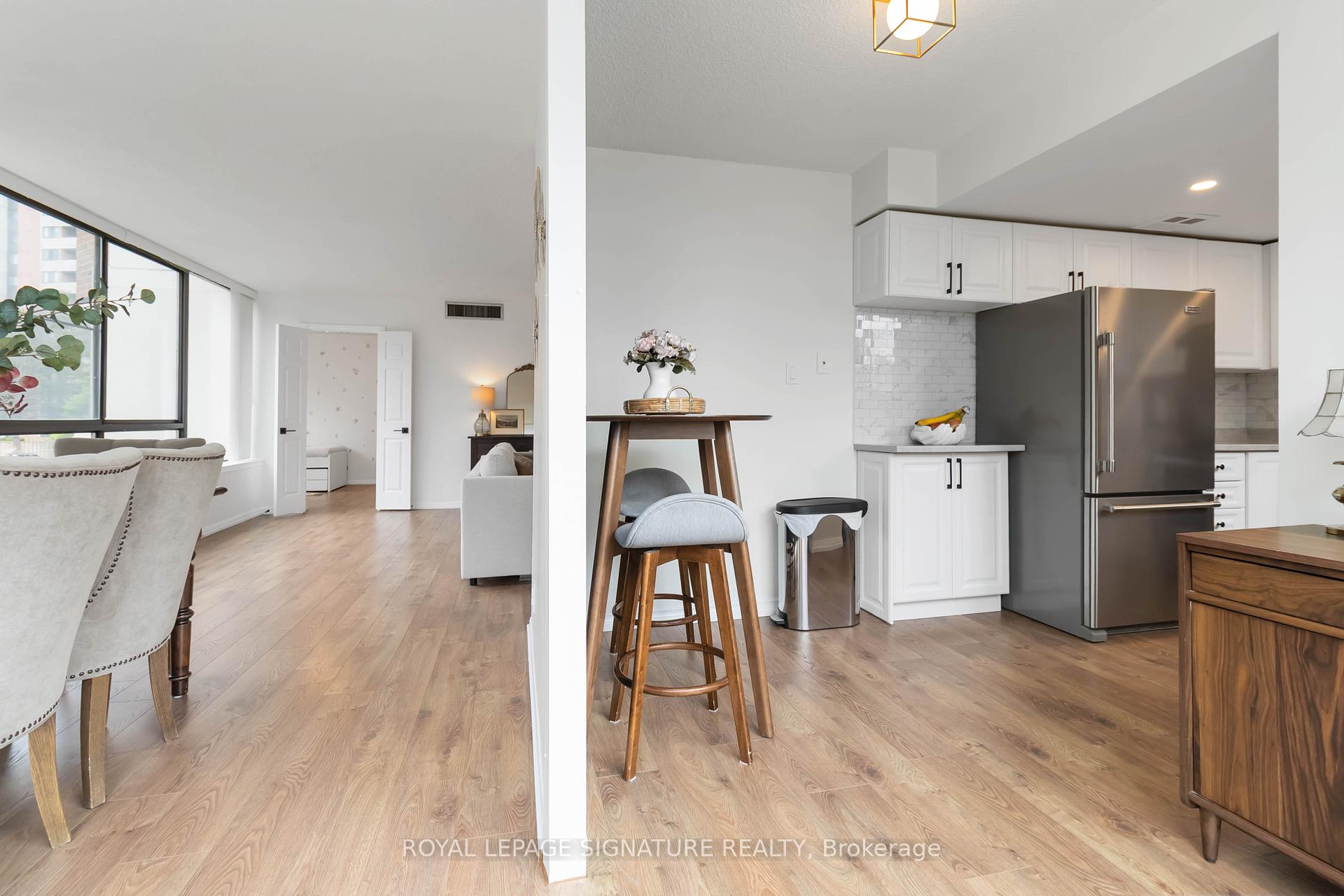 2 Bedrooms Condo at 1230 Marlborough, Oakville For sale