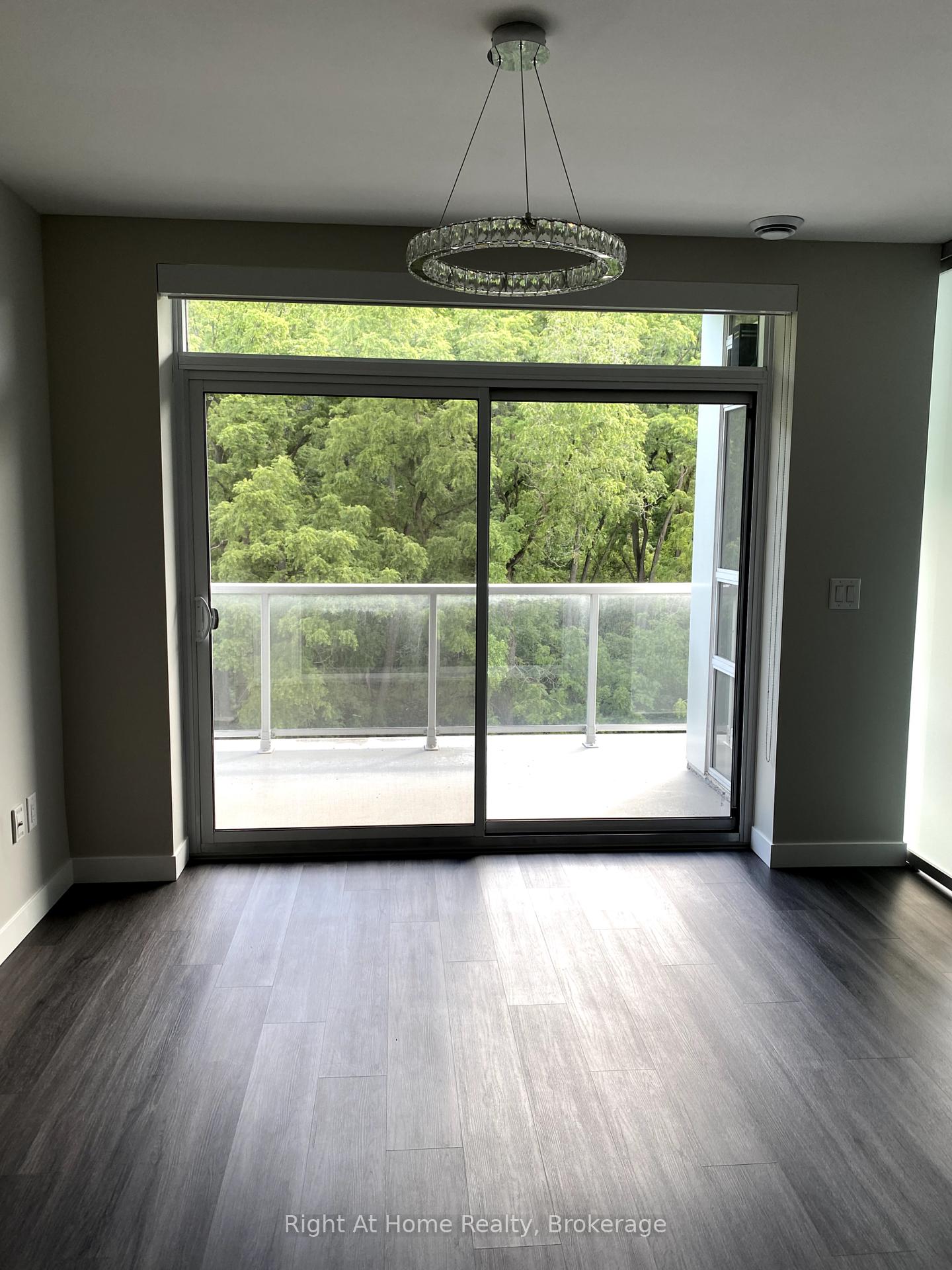 2 Bedrooms Condo at 455 Charlton, Hamilton For sale