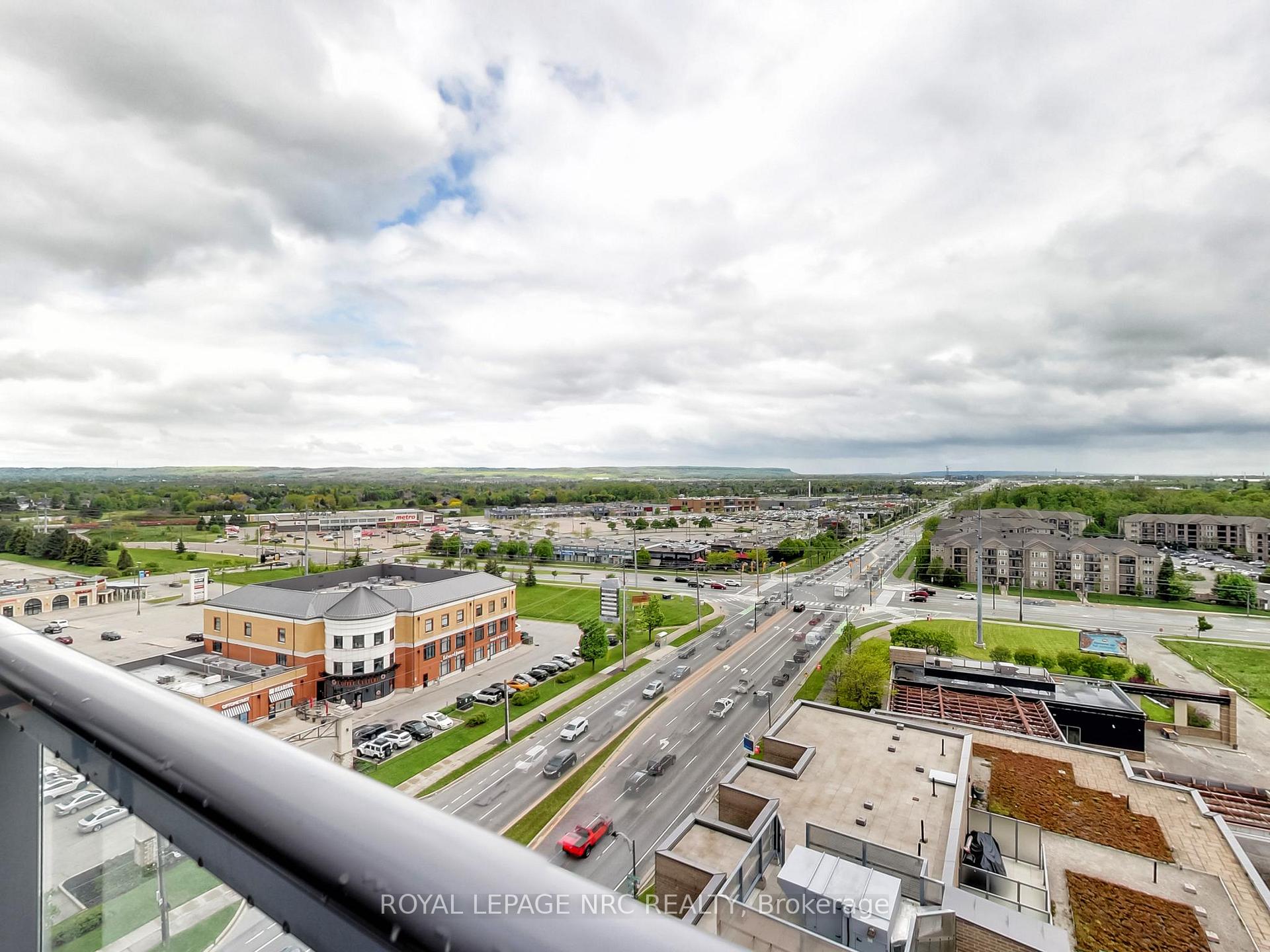 2 Bedrooms Co-op at 1940 Ironstone, Burlington For sale