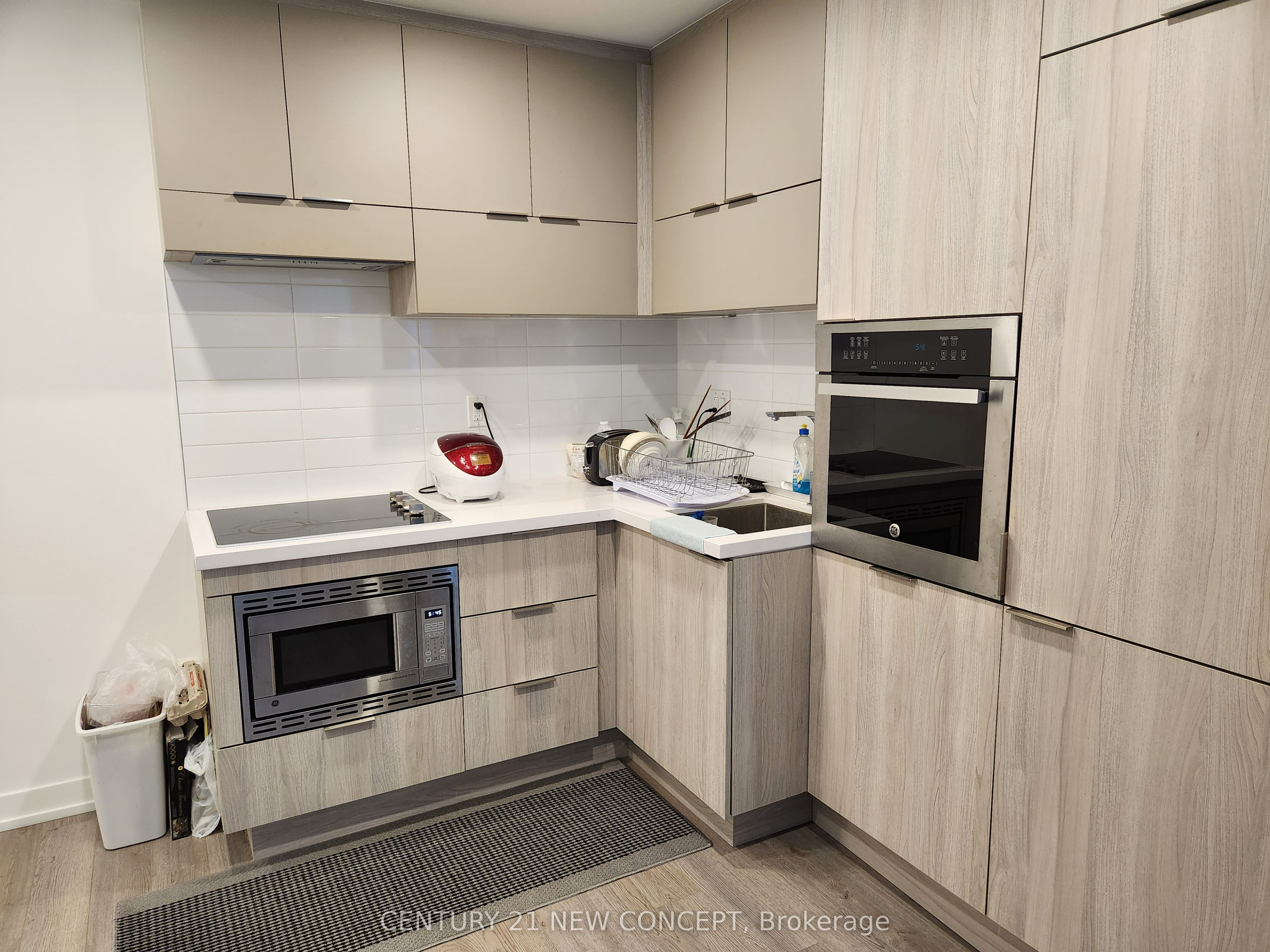 39 Roehampton Avenue, #808