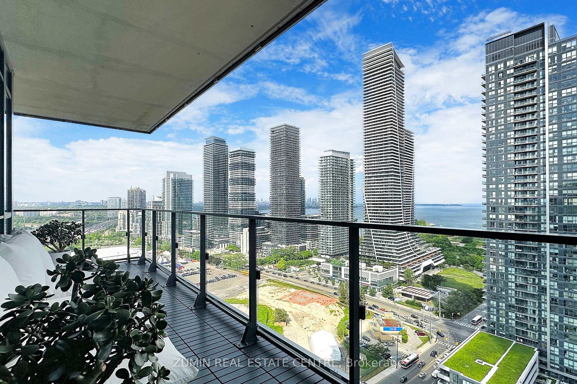 3 Bedrooms Condo at 10 Park Lawn, Toronto For sale