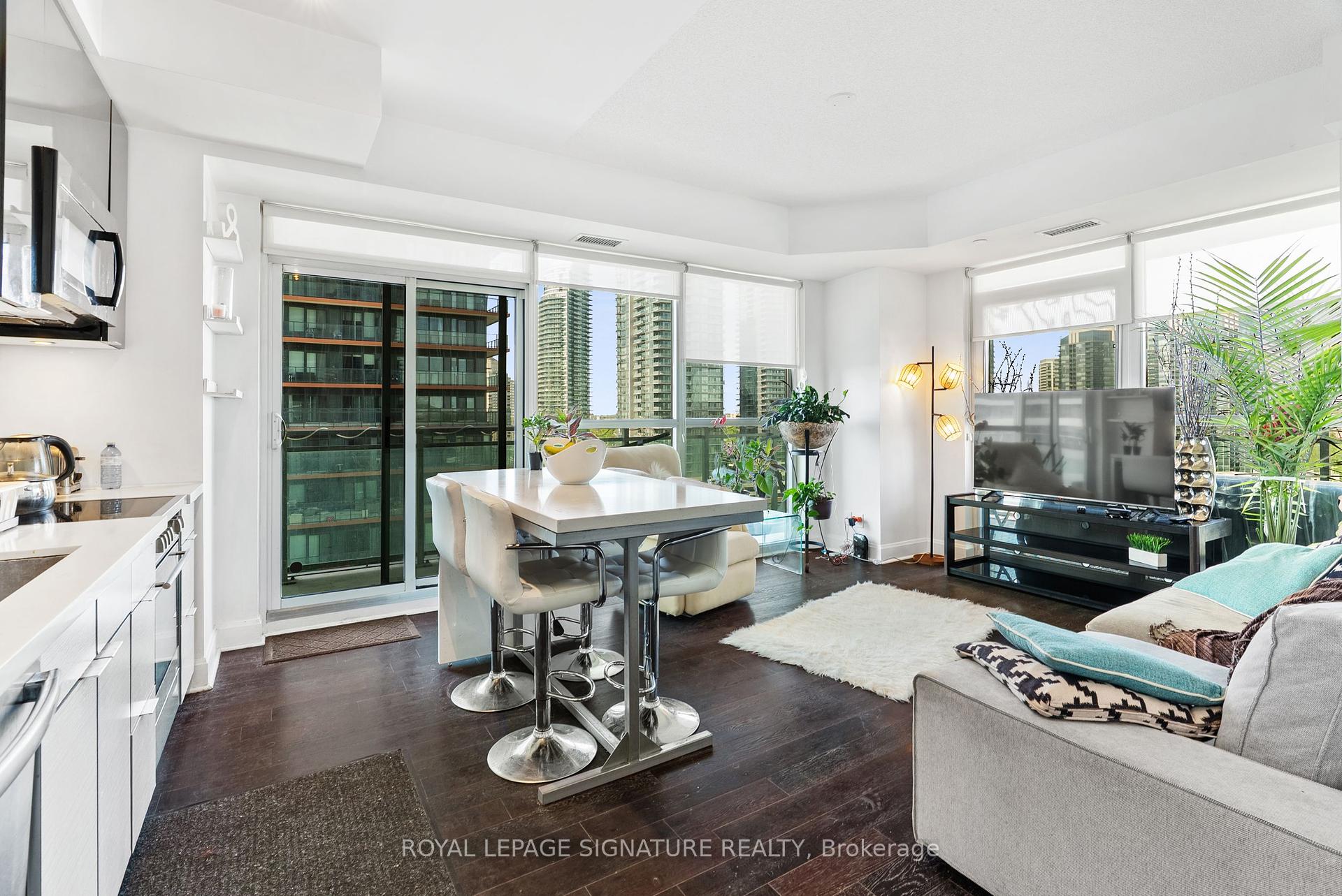 2 Bedrooms Condo at 33 Shore Breeze, Toronto For sale