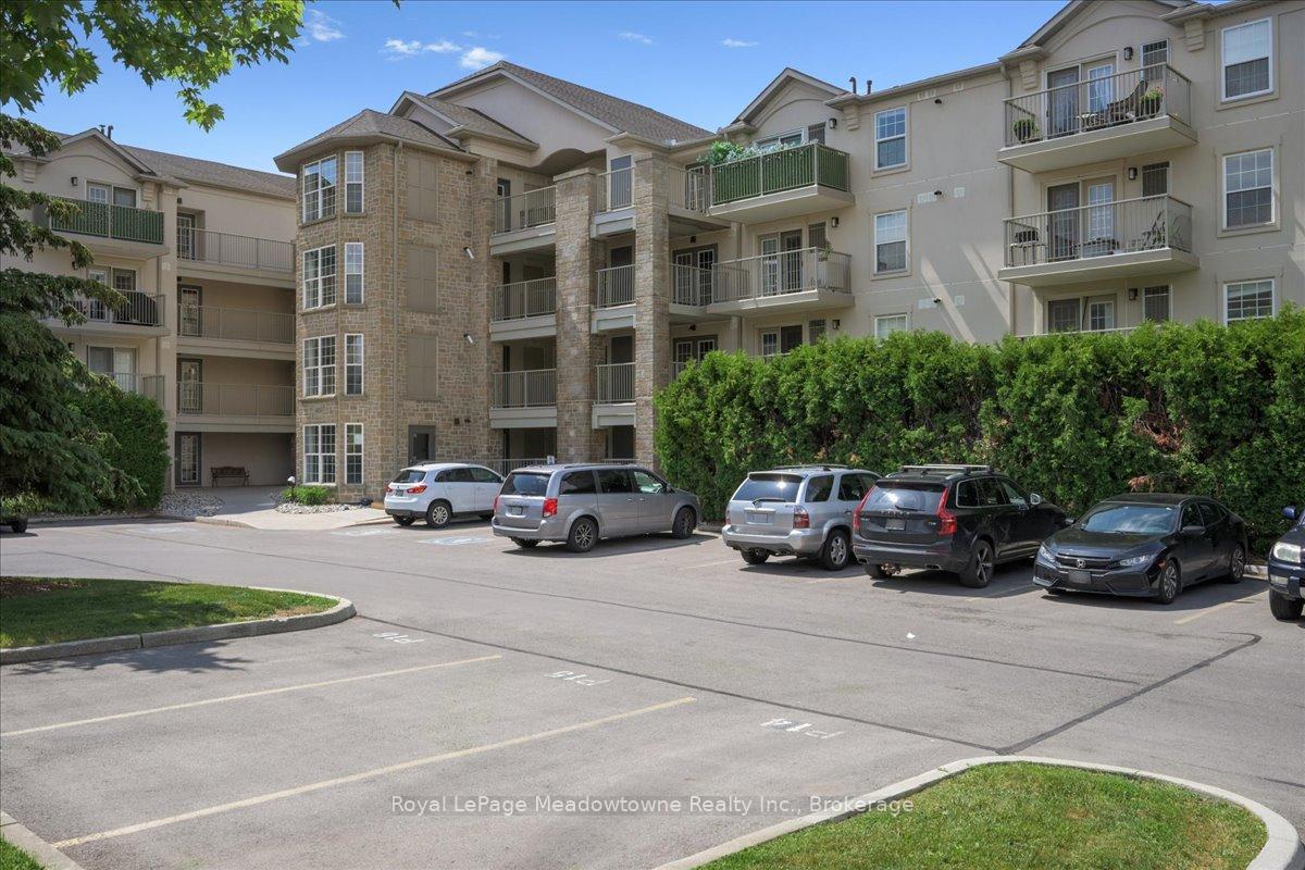2 Bedrooms Condo at 1450 Bishops, Oakville For sale