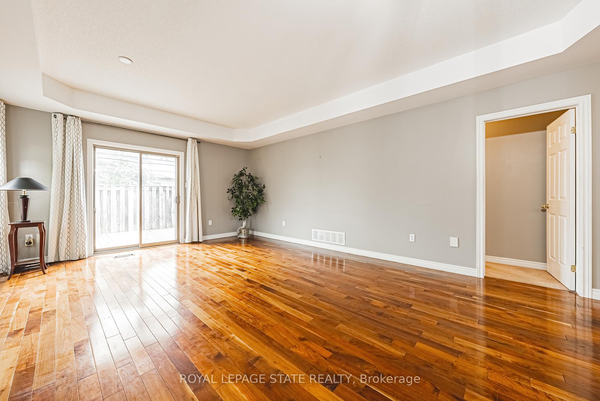 2 Bedrooms Condo at 130 Southbrook, Hamilton For sale