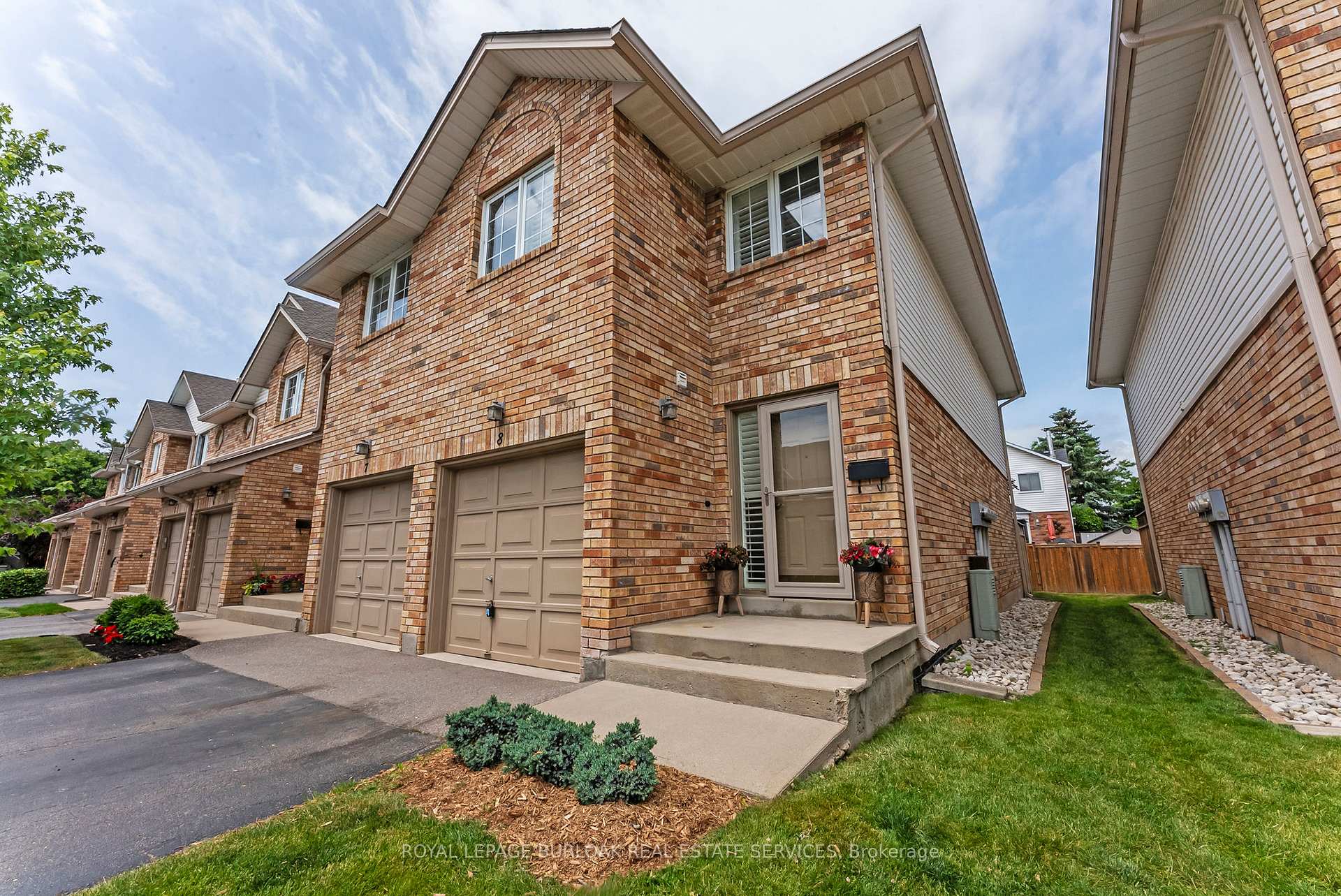 3 Bedrooms Condo at 2025 Cleaver, Burlington For sale