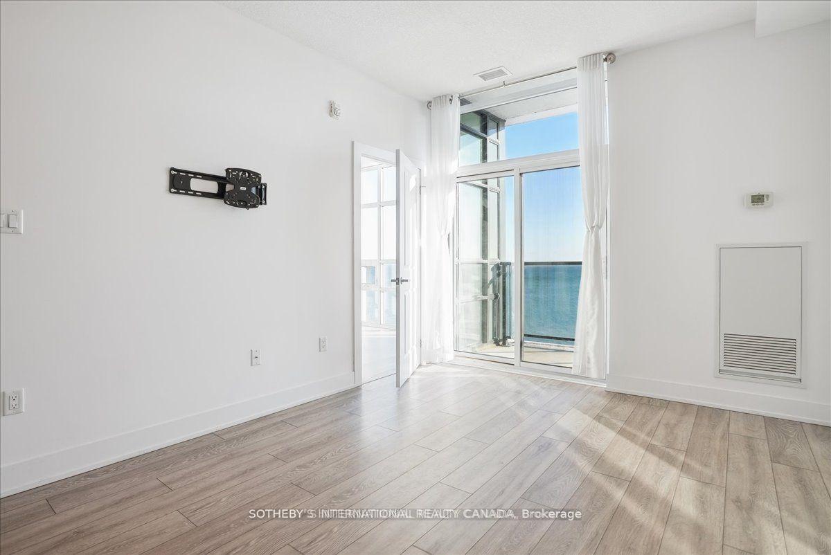 2 Bedrooms Condo at 101 Shoreview, Hamilton For sale