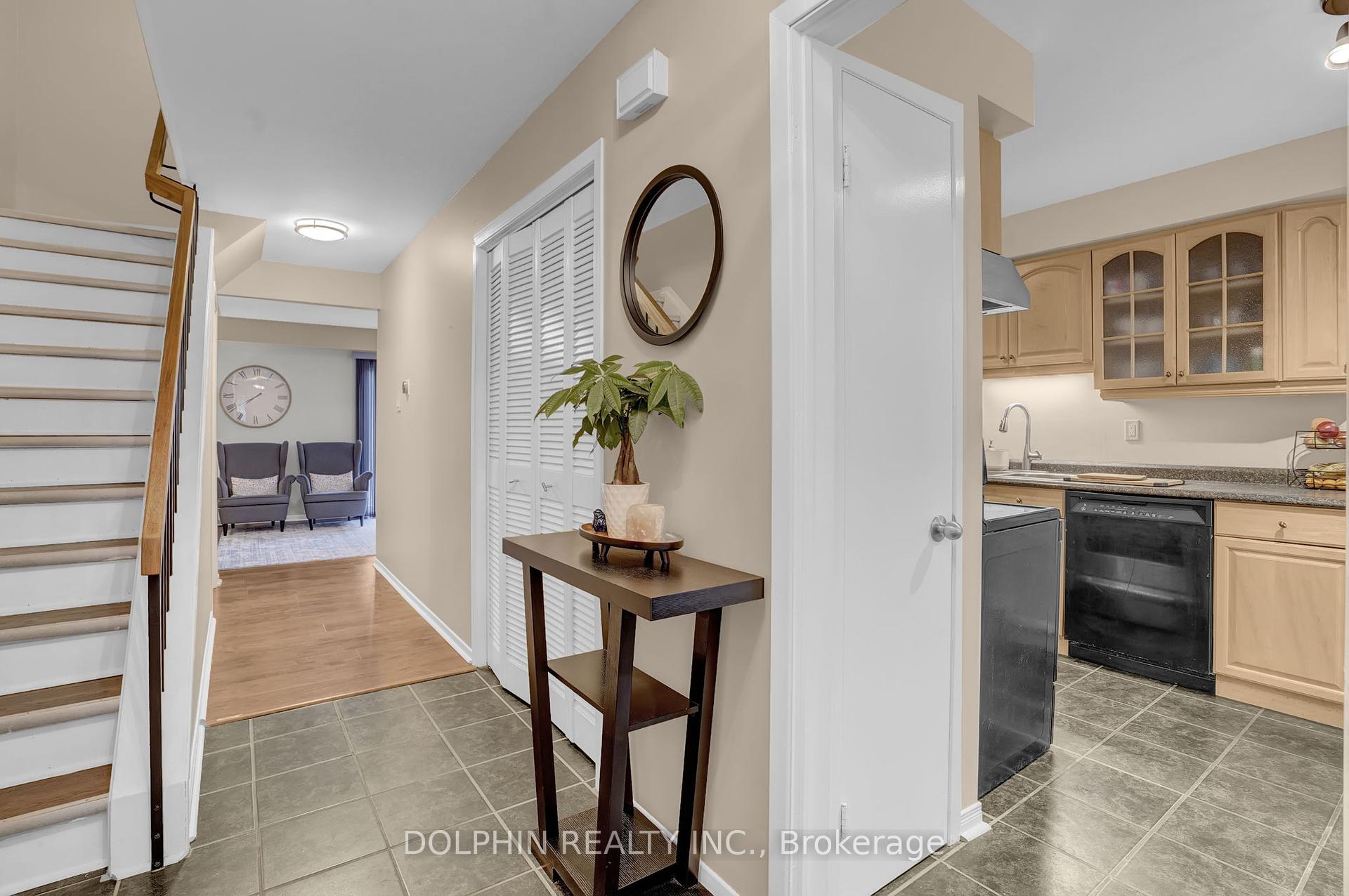 3 Bedrooms Condo at 3033 Glencrest, Burlington For sale