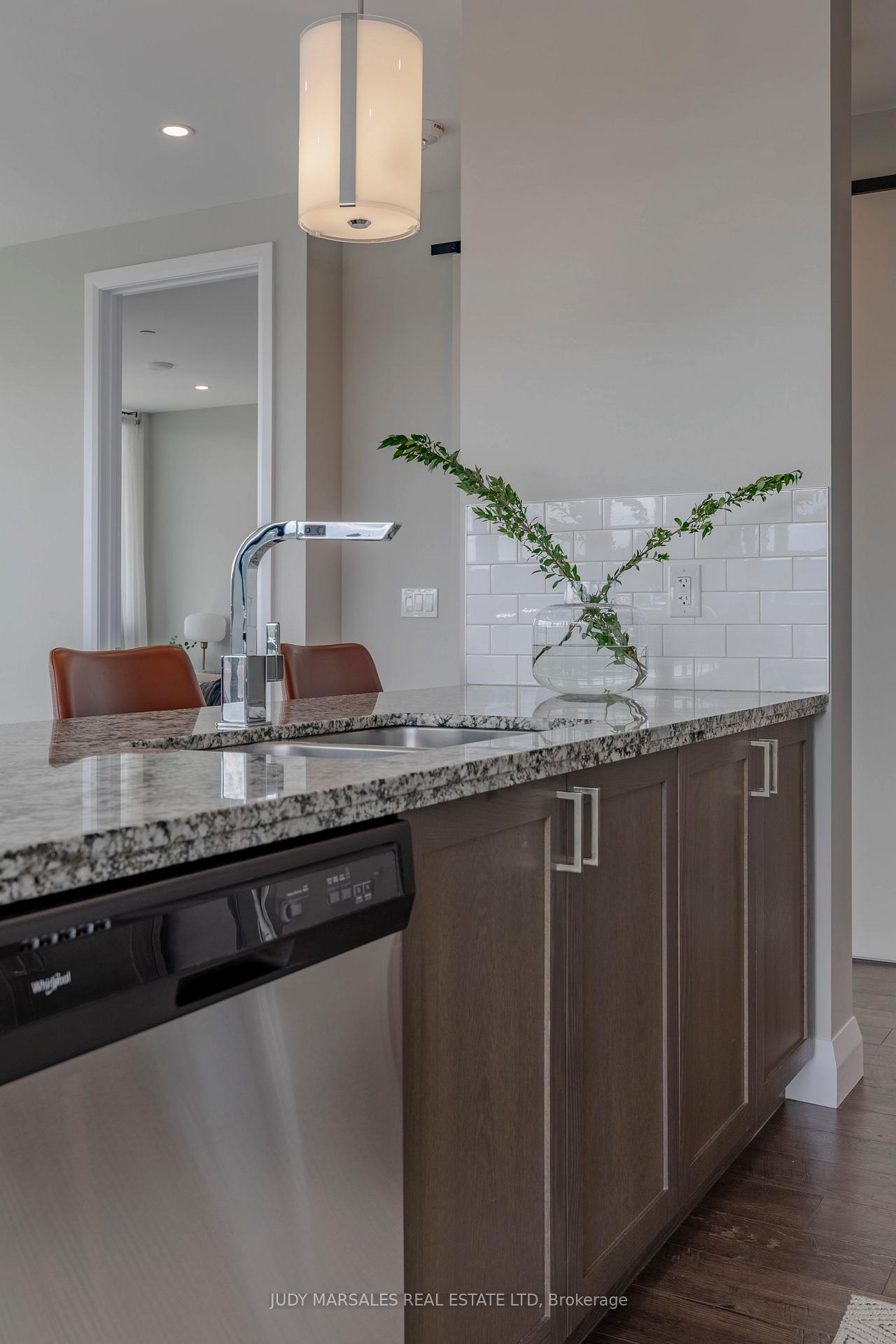 2 Bedrooms Condo at 101 Locke,  Hamilton For sale