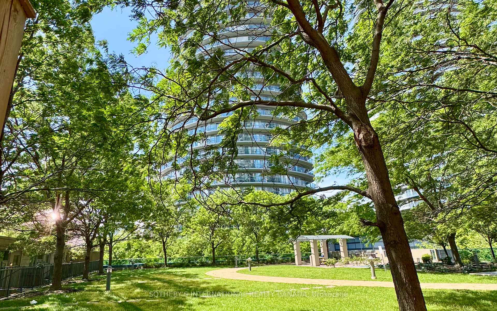 2 Bedrooms Condo at 70 Absolute, Mississauga For sale