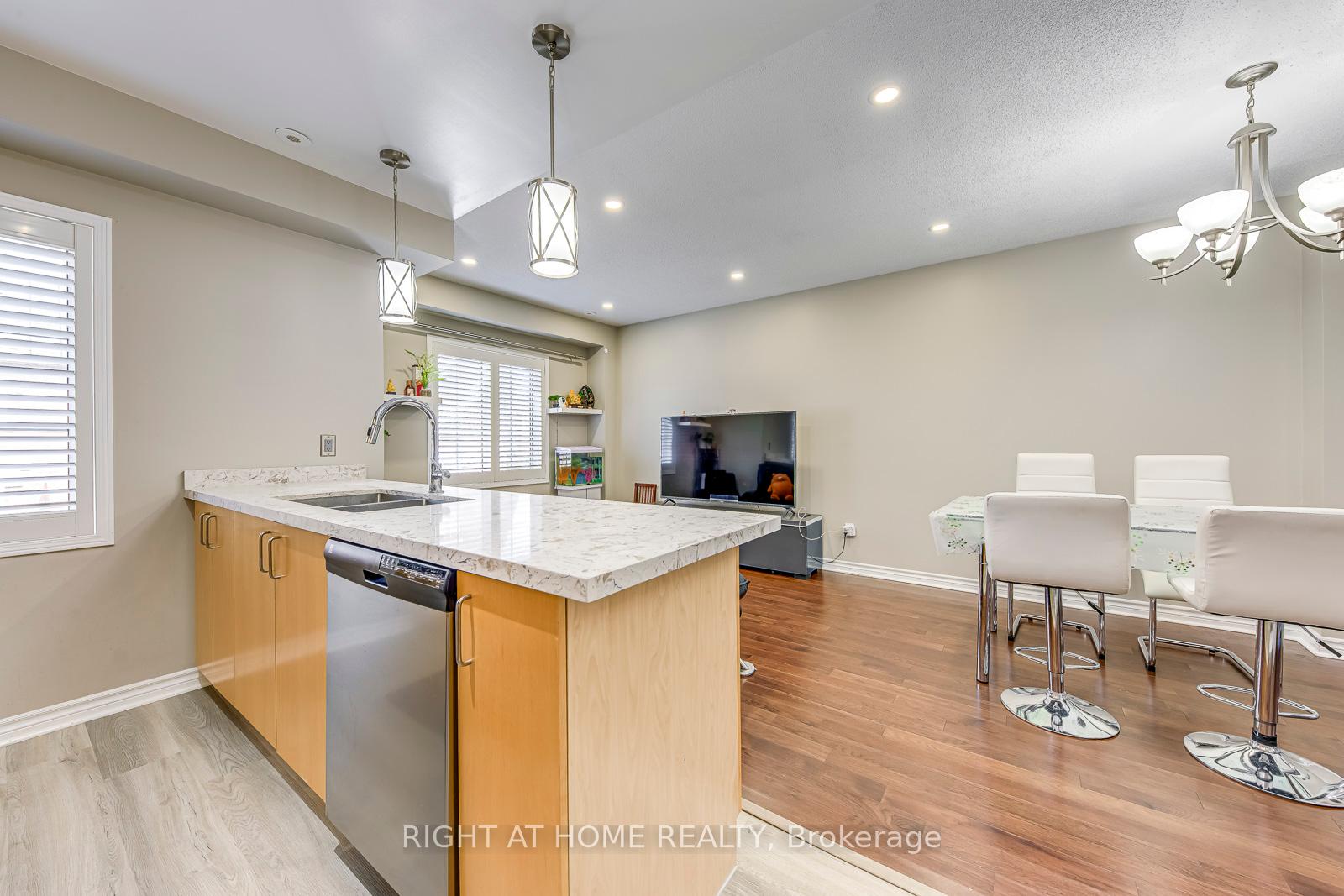 2 Bedrooms Condo at 605 Shoreline, Mississauga For sale