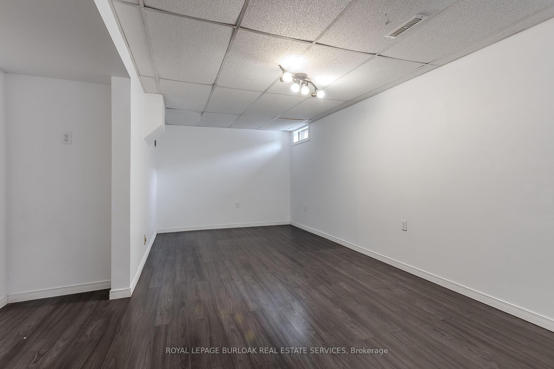 4 Bedrooms Condo at 25 Redbury, Hamilton For sale