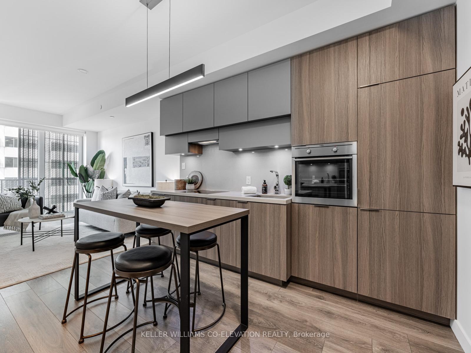 1 Bedroom Condo at 8 Eglinton,  Toronto For sale