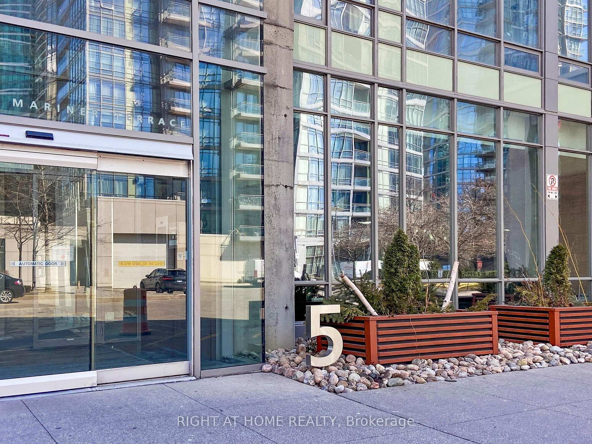 2 Bedrooms Condo at 5 Mariner, Toronto For sale