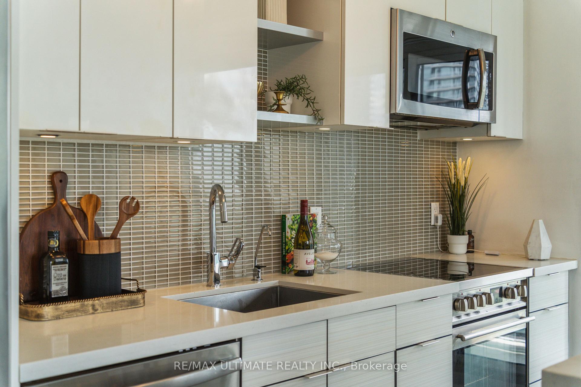 2 Bedrooms Condo at 33 Shore Breeze, Toronto For sale