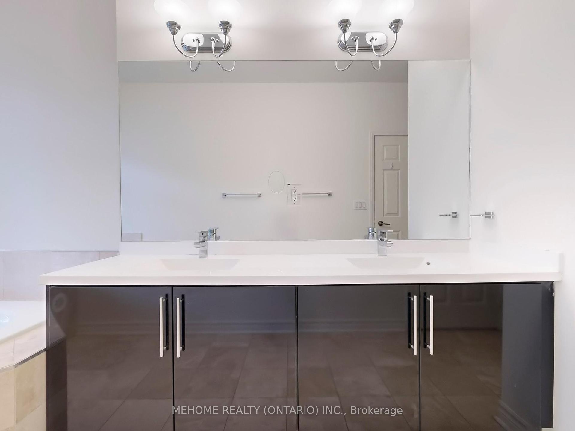 3 Bedrooms Condo at 7 Brighton, Vaughan For sale