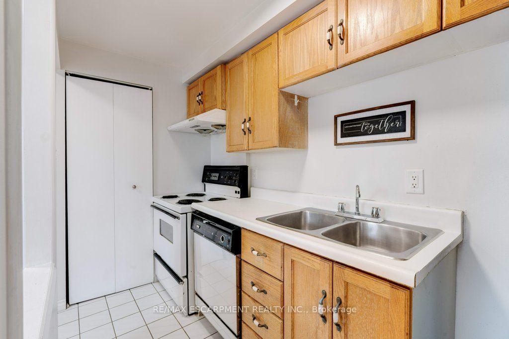 175 Hunter Street E, #207