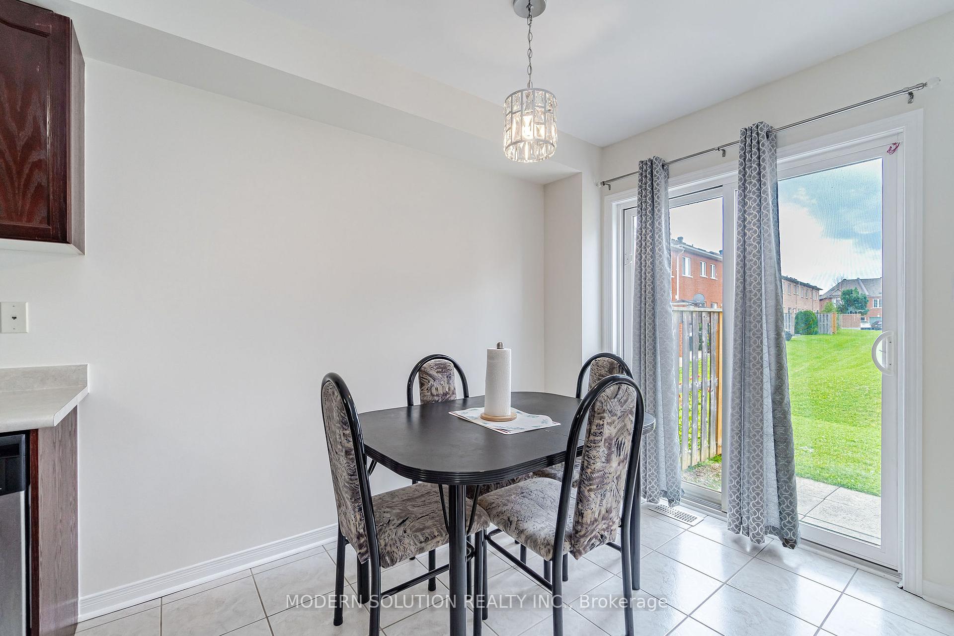 3 Bedrooms Condo at 525 Novo Star, Mississauga For sale