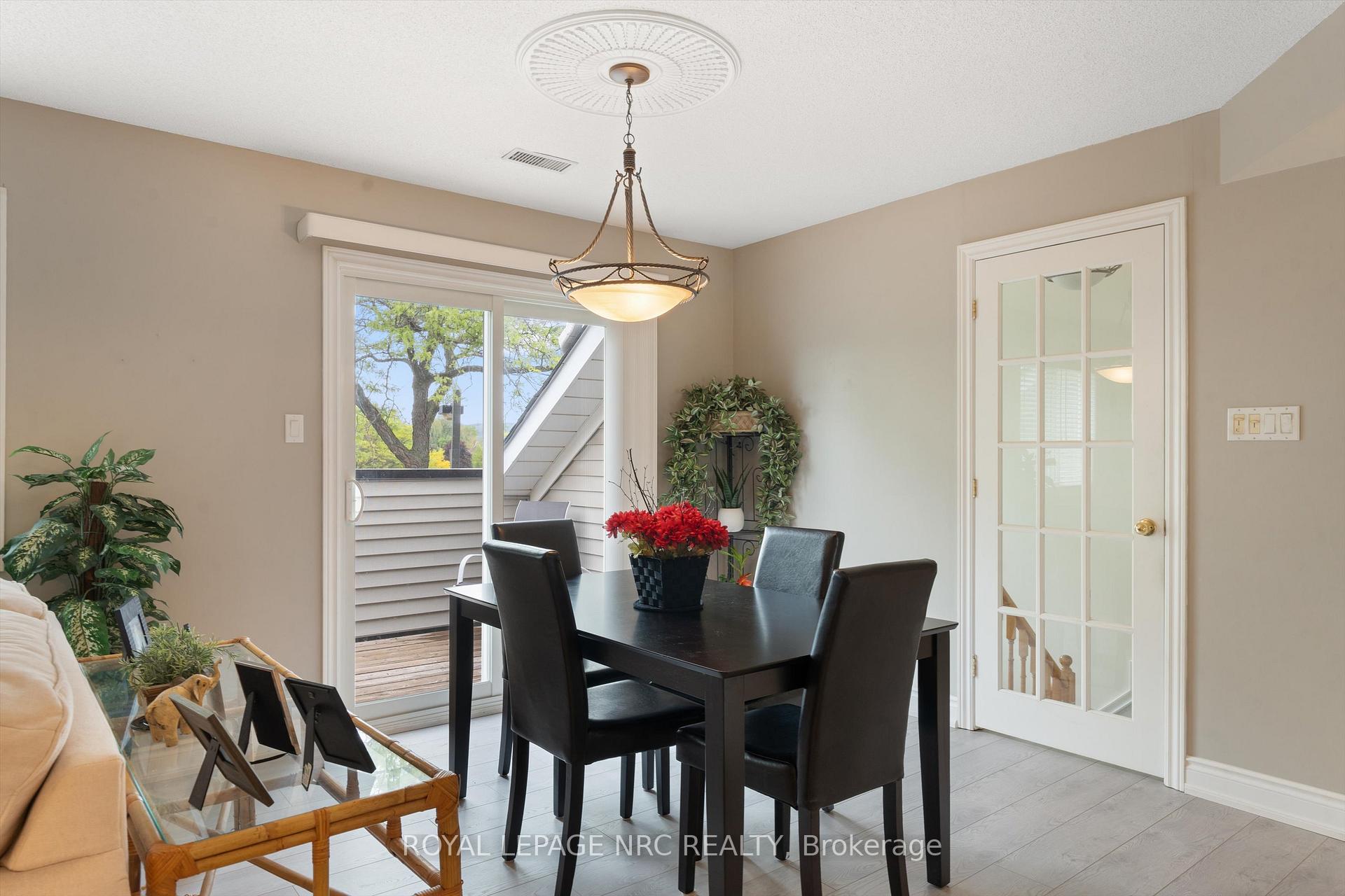 2 Bedrooms Condo at 2530 Northhampton, Burlington For sale