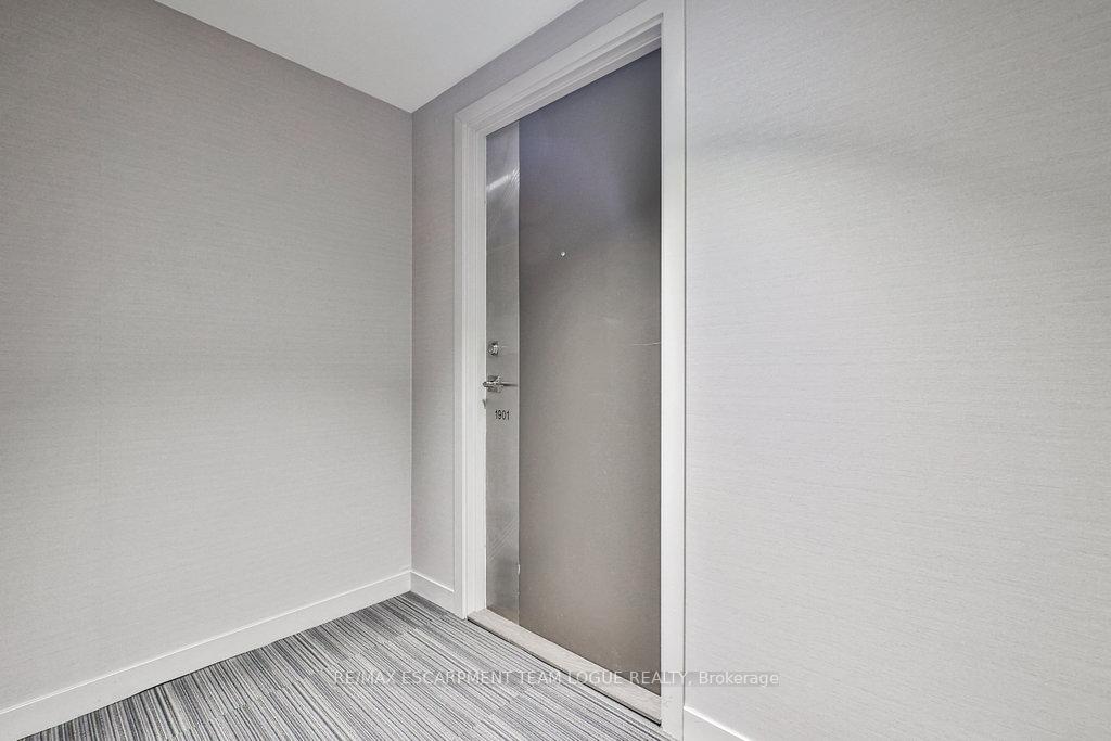 2 Bedrooms Condo at 2081 Fairview,  Burlington For sale