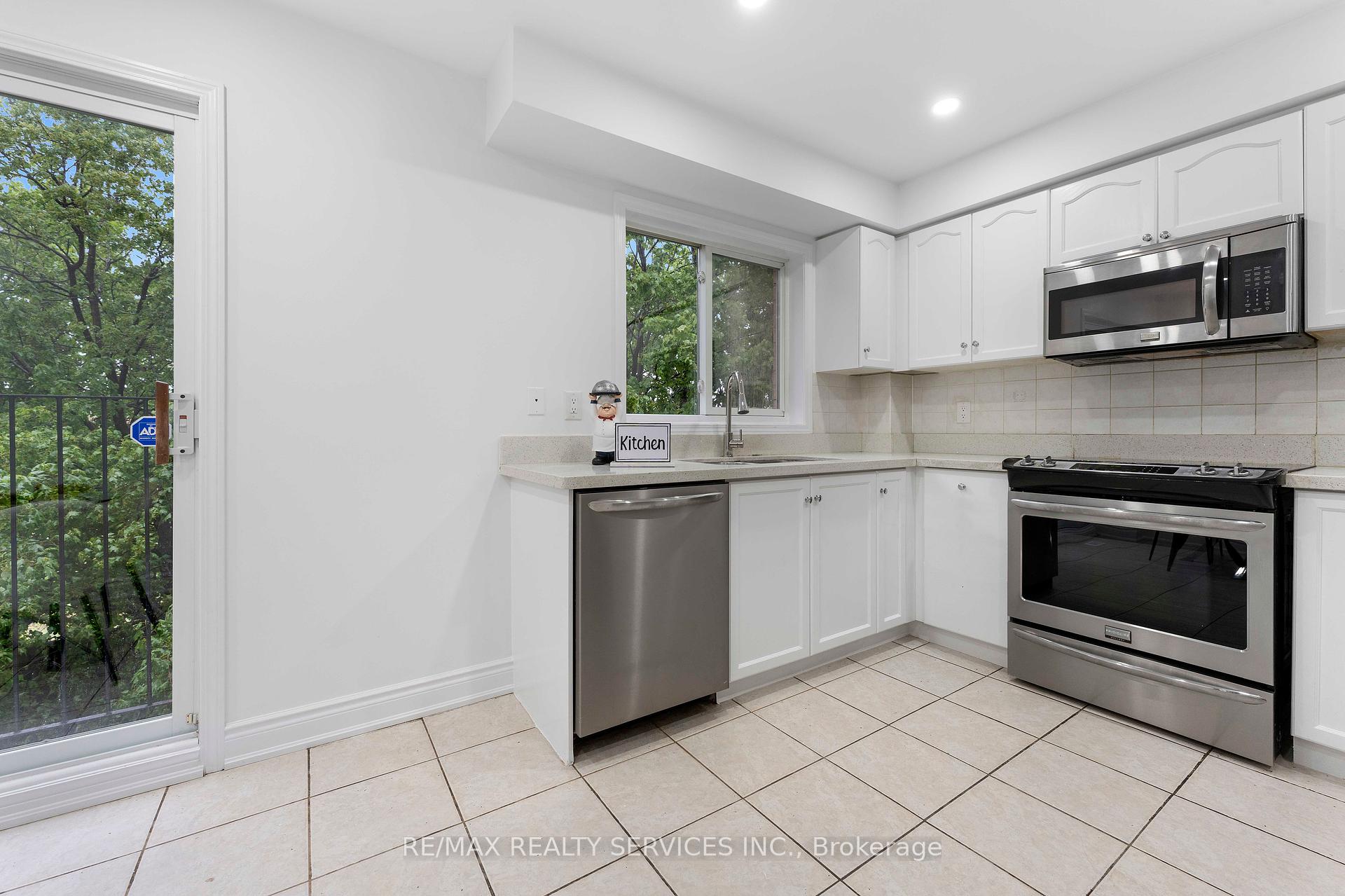 4 Bedrooms Condo at 80 Acorn, Mississauga For sale