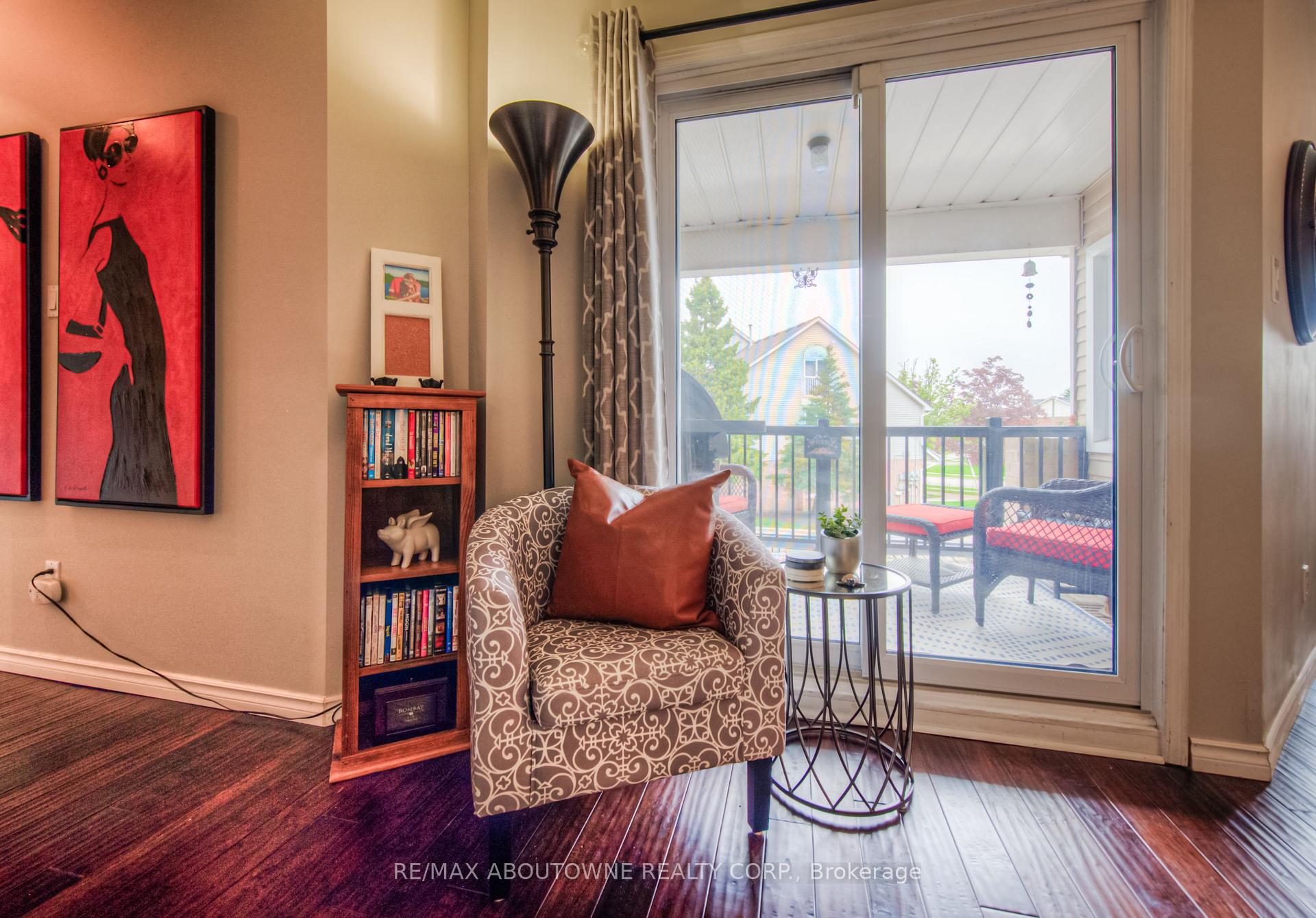 2 Bedrooms Condo at 2110 Cleaver, Burlington For sale