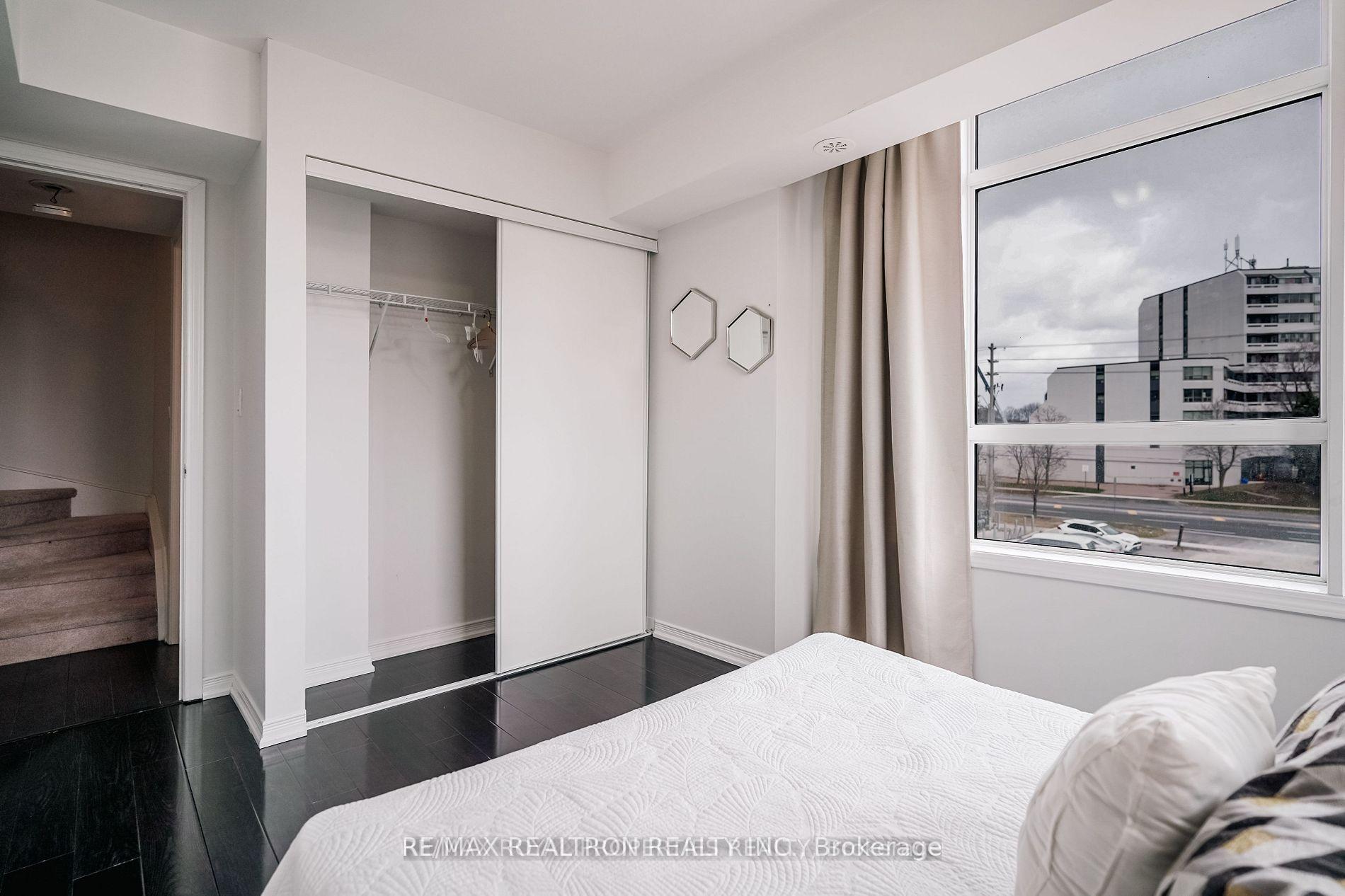 2 Bedrooms Condo at 80 Orchid Place, Toronto For sale