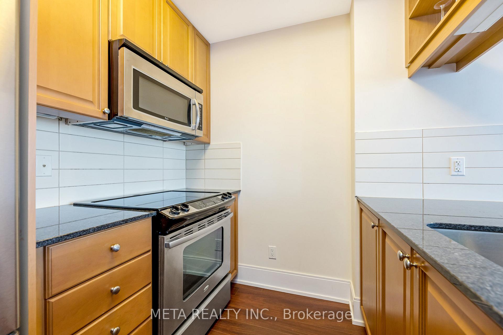 2 Bedrooms Condo at 15 Viking,  Toronto For sale