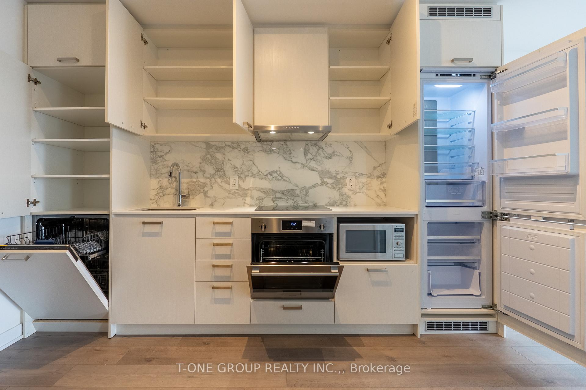 2 Bedrooms Condo at 10 Honeycrisp, Vaughan For sale