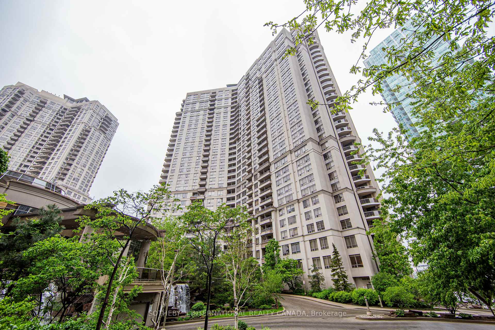 3 Bedrooms Condo at 3888 Duke Of York,  Mississauga For sale