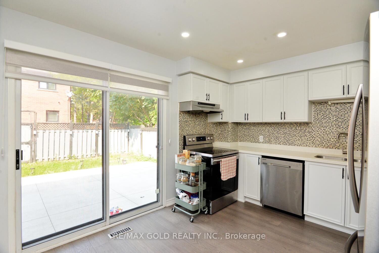7 Lofty Pines Place