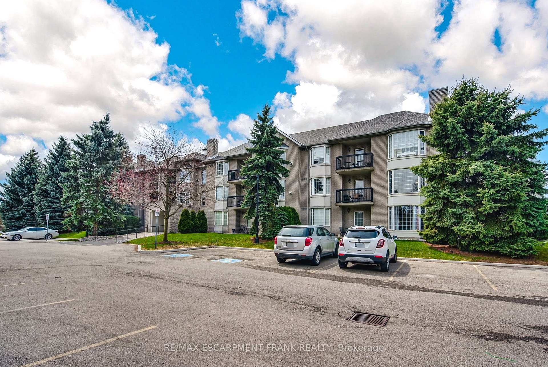 2 Bedrooms Condo at 970 Golf Links,  Hamilton For sale
